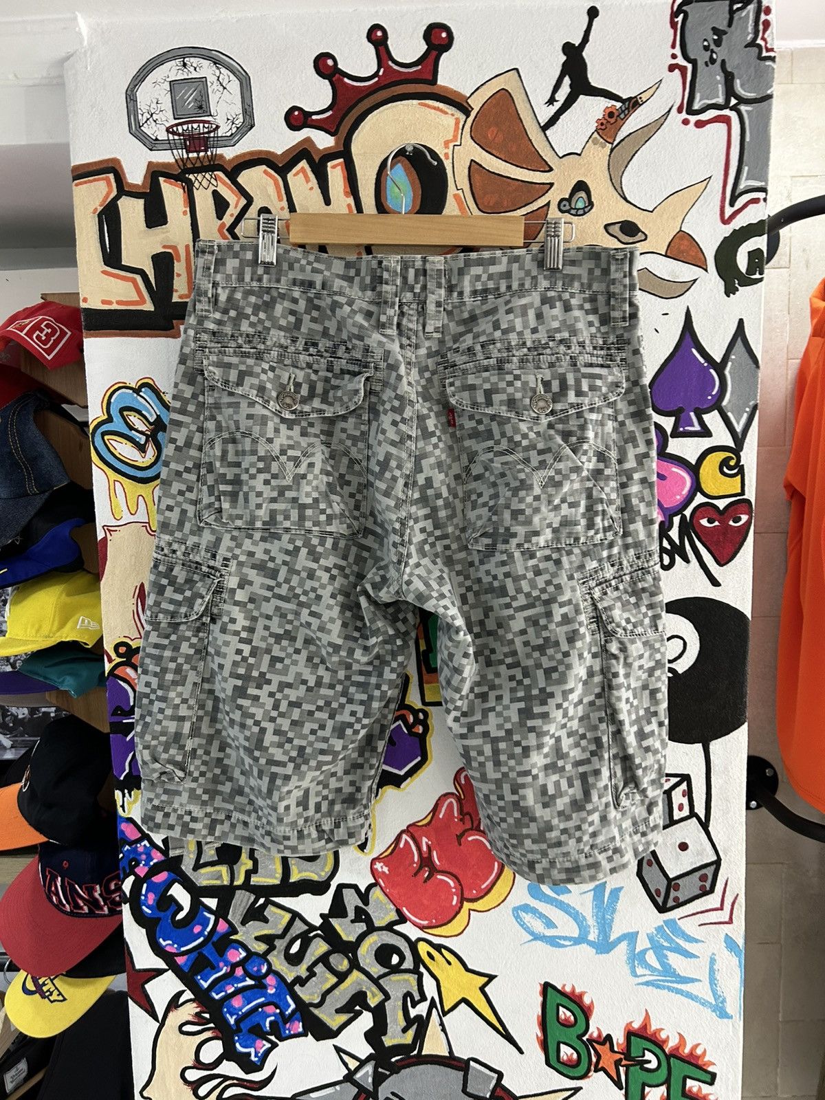 Vintage Levi’s cargo Pixeleted Camo Shorts Size US 32 / EU 48 - 2 Thumbnail