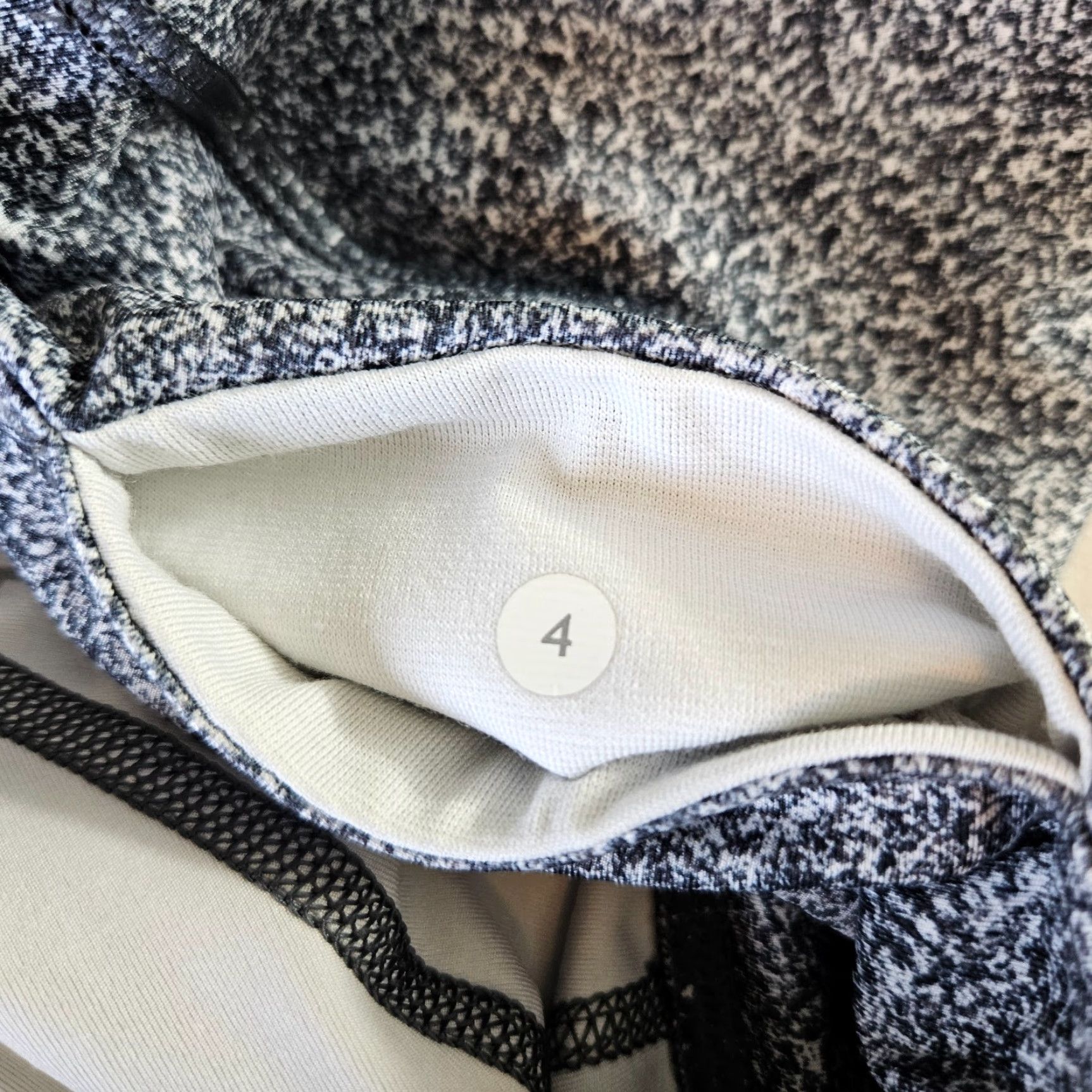 Lululemon Lululemon Leggings Capri Women 4 Gray White Speckled Low Rise Activewear Women's Capri Size 4 Size 27" / US 4 / IT 40 - 5 Thumbnail