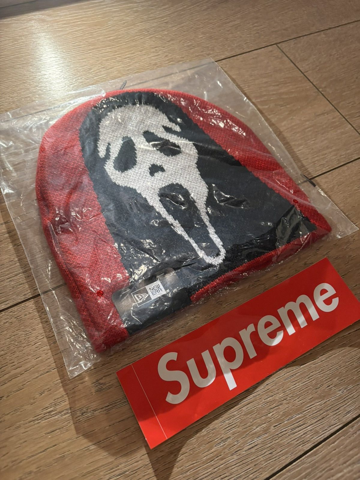 New Era × Supreme Supreme x Ghostface x New Era Red Beanie Size ONE SIZE - 5 Thumbnail
