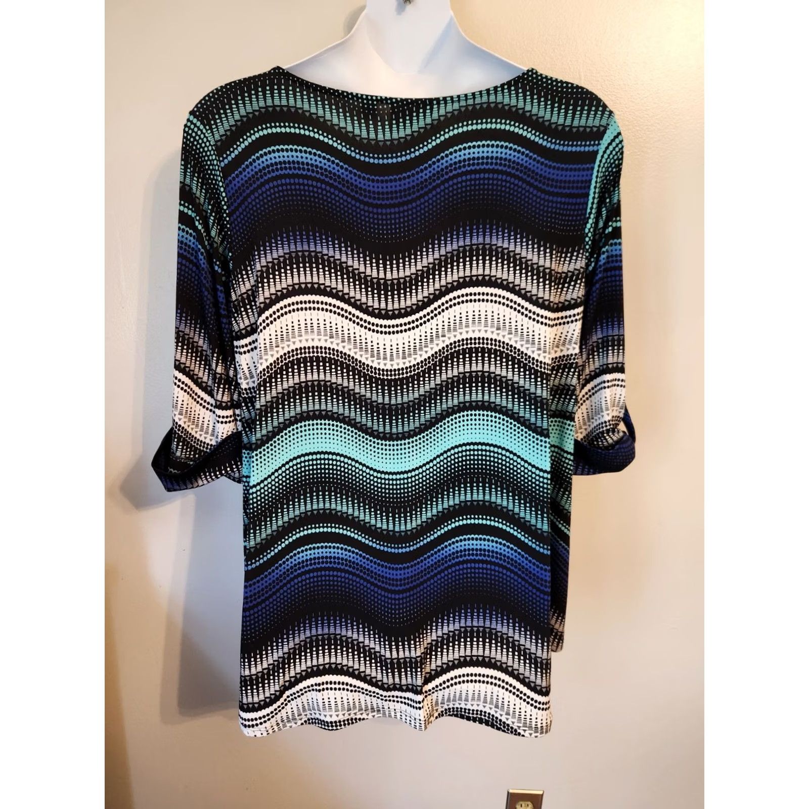 Avenue Avenue Tunic Top Blouse 2X Plus Size Multicolor Abstract Wavy Keyhole Trim 3/4 Sleeve Round Neck Shirt Womens Size XXL / US 16-18 / IT 52-54 - 5 Thumbnail