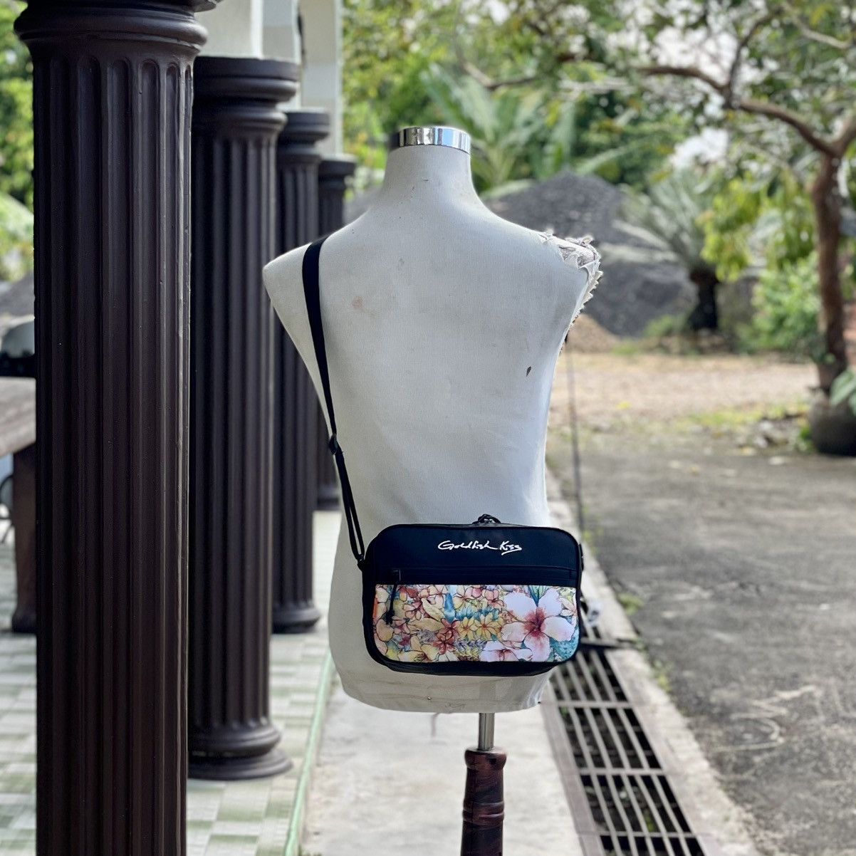 Designer ❗️RARE Goldfish Kiss by Rebekah Steen Sling Bag/Crossbody Size ONE SIZE - 1 Thumbnail