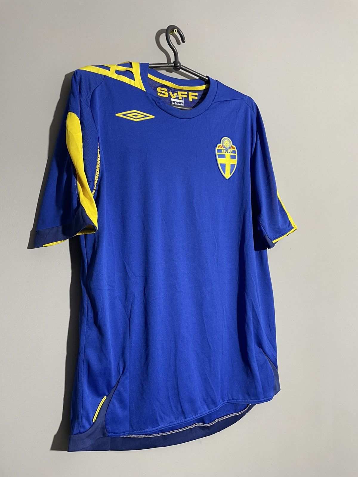 Umbro × Vintage Vintage Umbro Sweden 2006 Away Soccer jersey size M Size US M / EU 48-50 / 2 - 2 Thumbnail