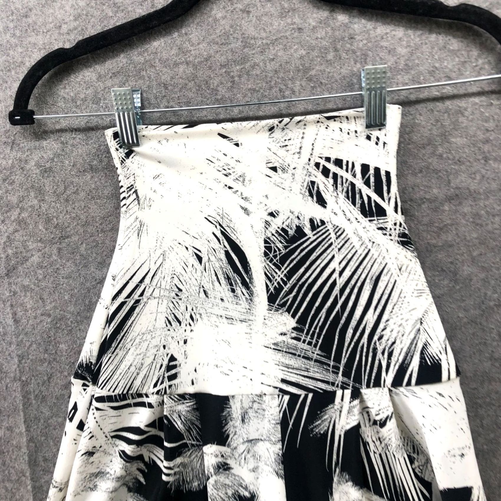 Norma Kamali Norma Kamali High Waisted Printed Shorts Womens XXS Black White Flounce Palm Size 24" / US 00 / IT 34 - 3 Thumbnail