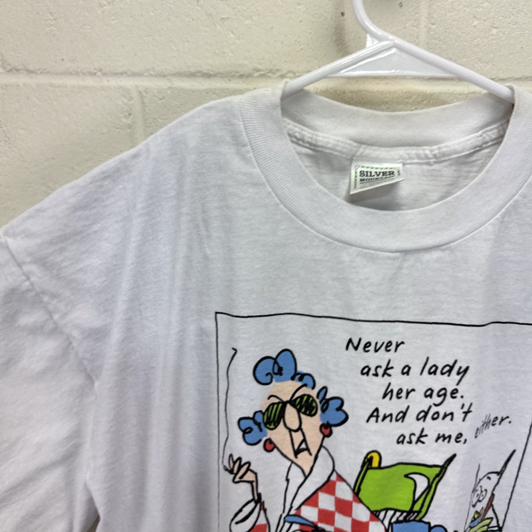 Vintage VINTAGE shoebox T-Shirt Men XL White 90s Funny Art Graphic Print Crew Neck Short Sleeve Logo Easy Care Machine Washable Size US XL / EU 56 / 4 - 5 Thumbnail