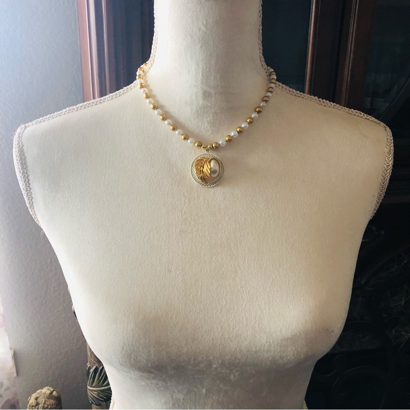 Handmade Handcrafted repurpose pearl leaf medallion Pearl necklace Size ONE SIZE - 5 Thumbnail