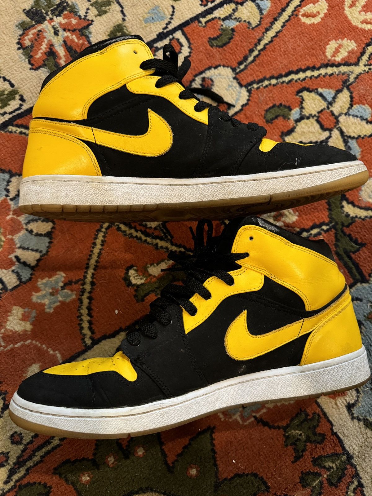 Jordan Brand × Nike Air Jordan 1 Mid New Love Size US 12 / EU 45 - 2 Thumbnail