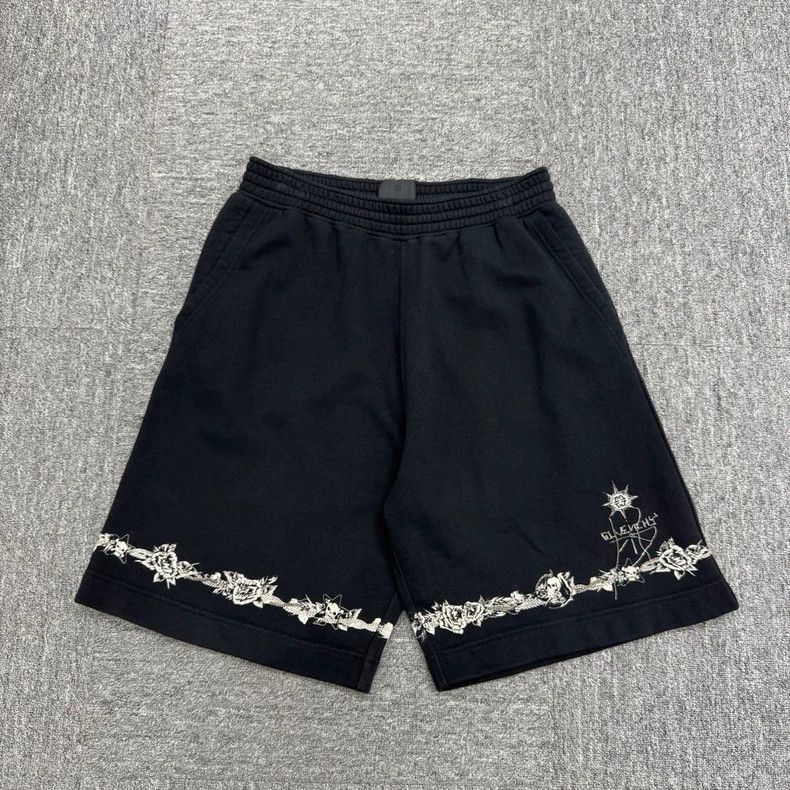 Other Givenchy SiseL Chain decorated print shorts Size US 29 - 1 Thumbnail