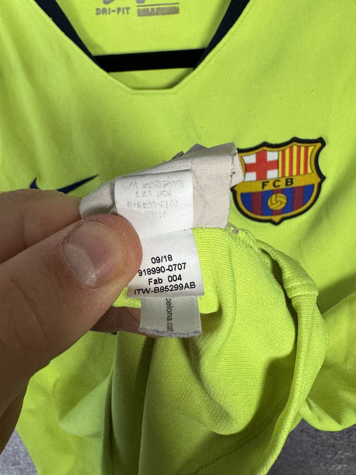 Nike Vintage FC Barcelona 2018/19 Away Nike Soccer Jersey Size US S / EU 44-46 / 1 - 14 Thumbnail