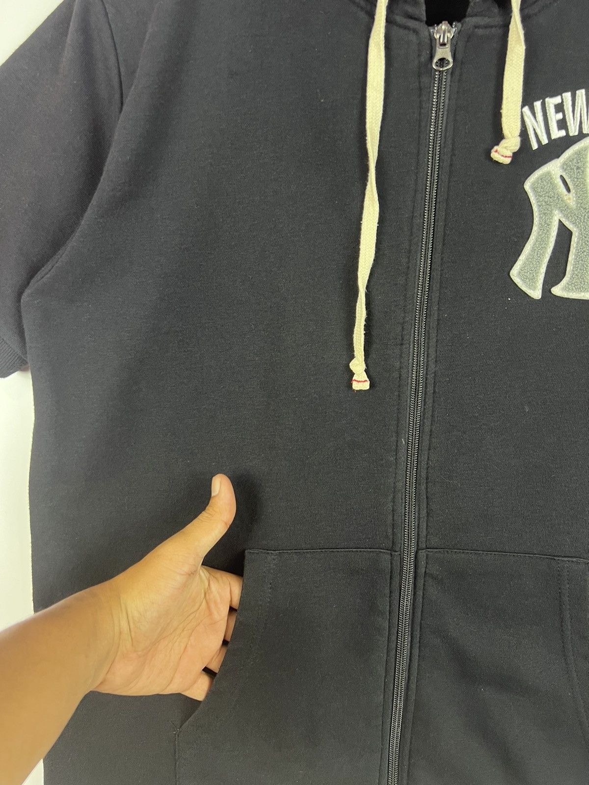 MLB 🔥 MLB NEW YORK YANKEES SHORTSLEEVES HOODED Size US L / EU 52-54 / 3 - 5 Thumbnail