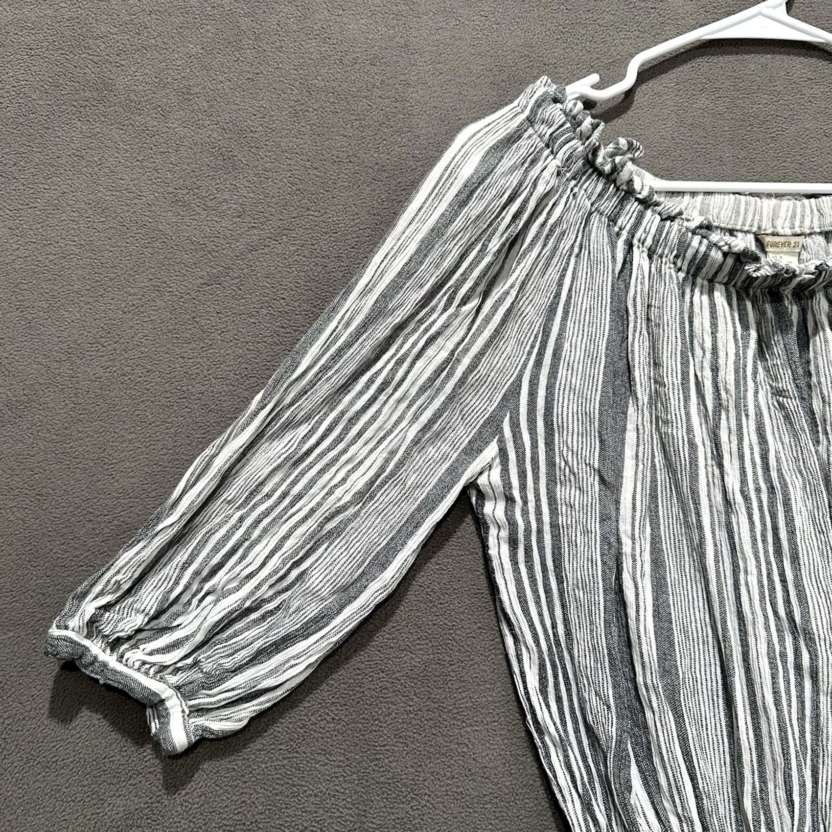 Forever 21 FOREVER 21 Off The Shoulder Dress Women Small Gray White Striped Rayon Short Size 28" / US 6 / IT 42 - 7 Thumbnail