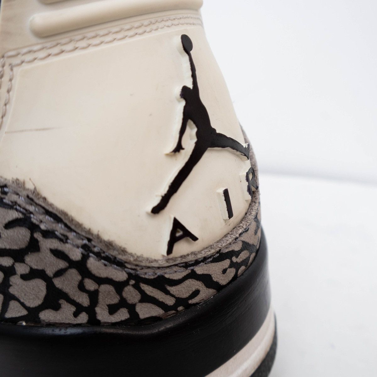 Jordan Brand NIKE AIR JORDAN 3 RETRO WHITE BLACK CEMENT GREY INFRARED 23 Size US 13 / EU 46 - 11 Thumbnail