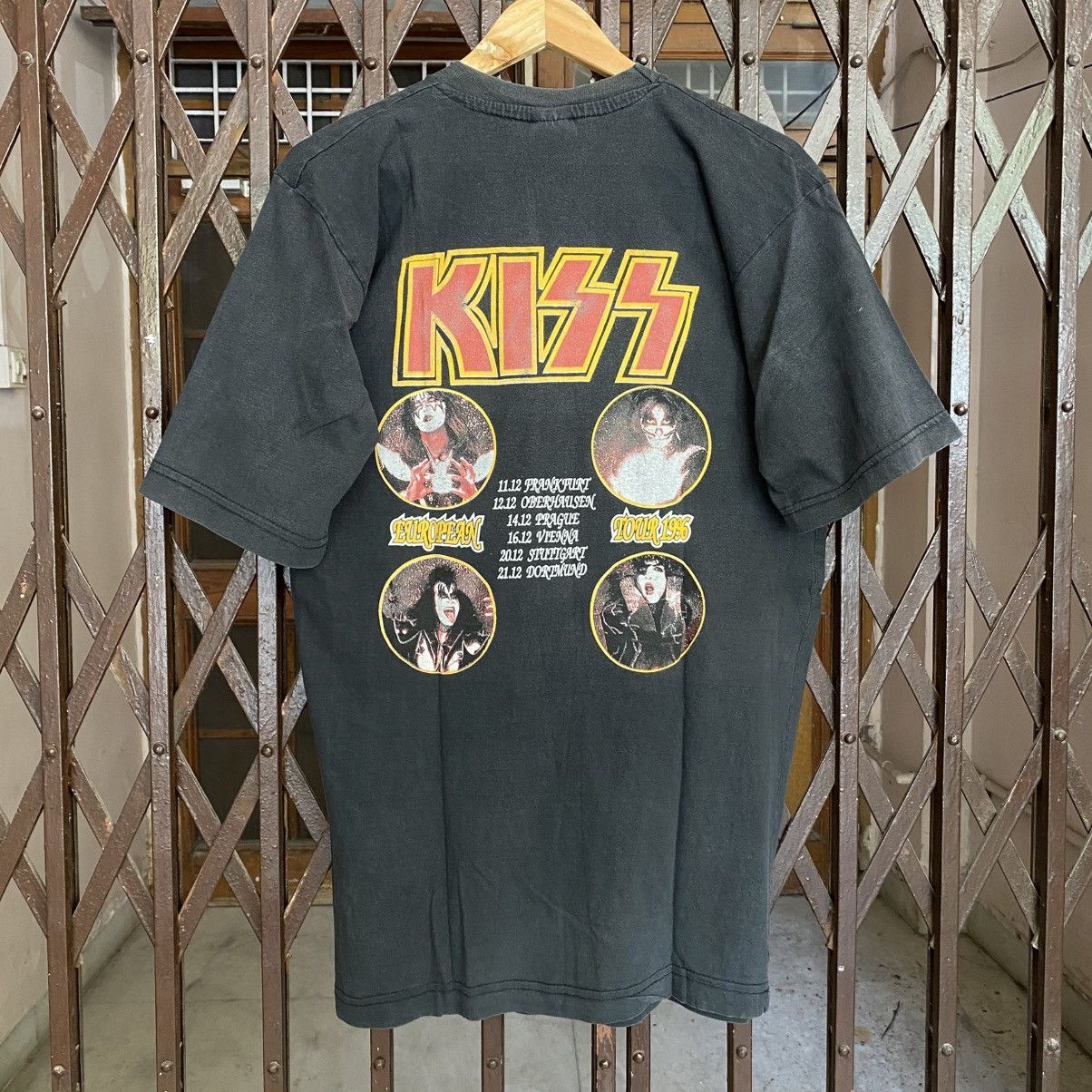 KISS Vintage Kiss "Europe '96" rock band tour T-shirt Size US XL / EU 56 / 4 - 5 Thumbnail