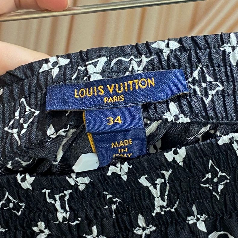 Louis Vuitton Louis Vuitton Black Mulberry Silk Print Shorts Size US 34 / EU 50 - 3 Thumbnail