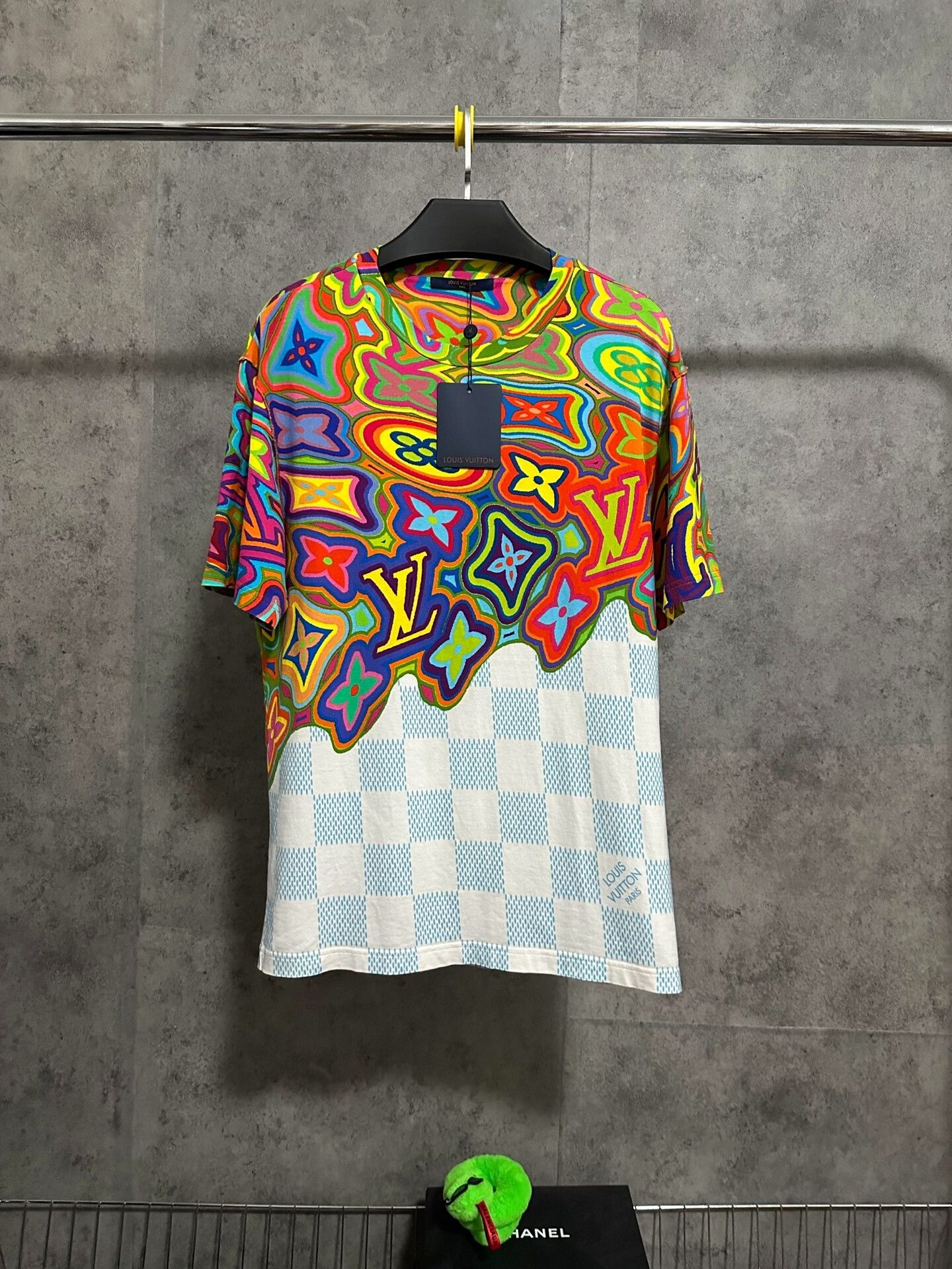 Louis Vuitton Louis Vuitton Colorful Dissolved Logo T-shirt Size US XL / EU 56 / 4 - 1 Thumbnail