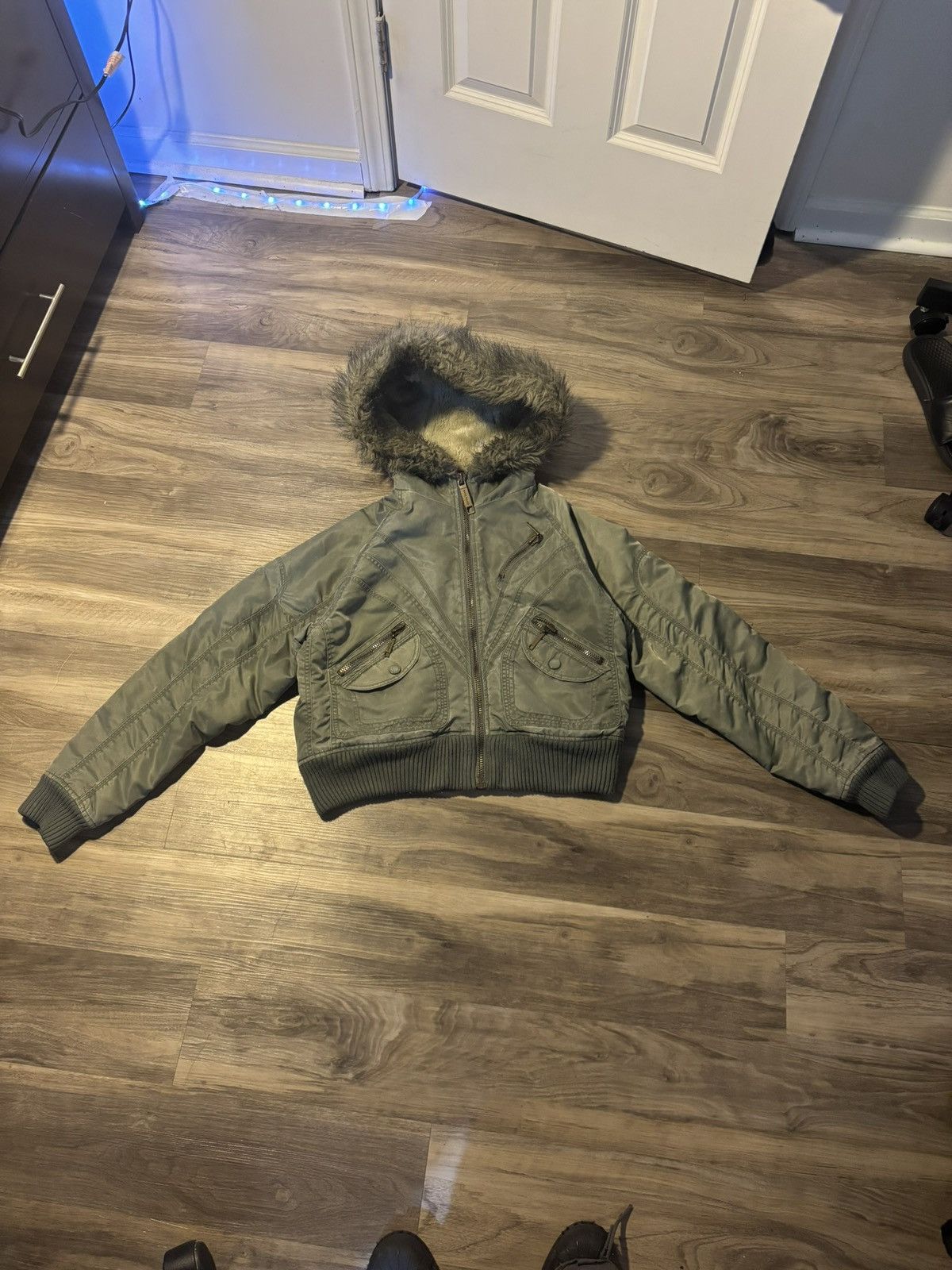 River Island Vintage Cropped Nylon Zip Olive Jacket Size US S / EU 44-46 / 1 - 1 Thumbnail