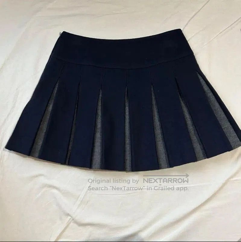 Burberry Burberry Pleated Wool Mini Skirt in Dark Blue. Size 24" / US 00 / IT 34 - 2 Thumbnail