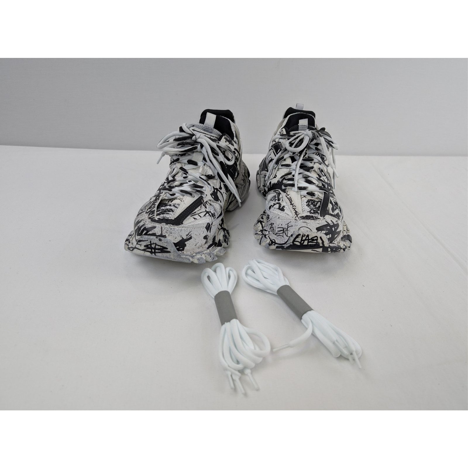 Balenciaga o1rshd1 Graffiti/Dirty/w Track Sneakers in White/Black Size US 7 / EU 40 - 5 Thumbnail