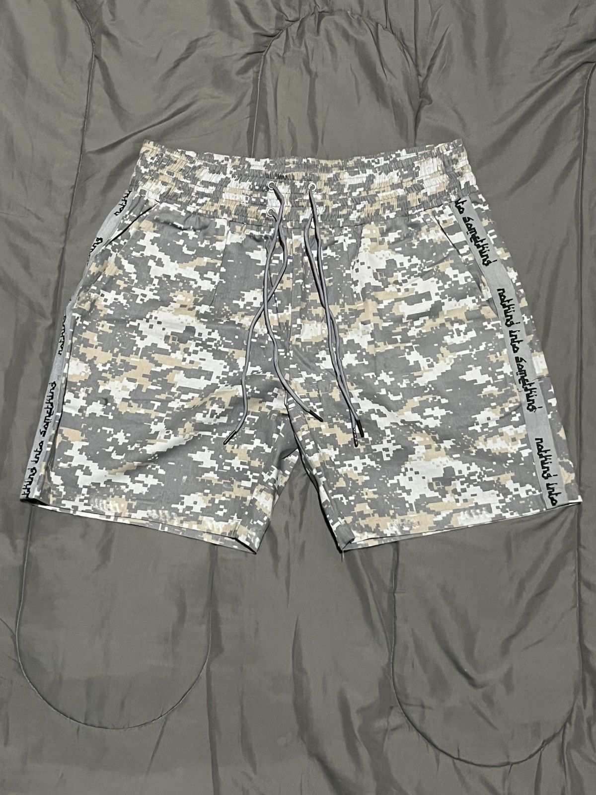 Other Nothing Into Something Double-Waisted Camo Short Size US 34 / EU 50 - 1 Thumbnail