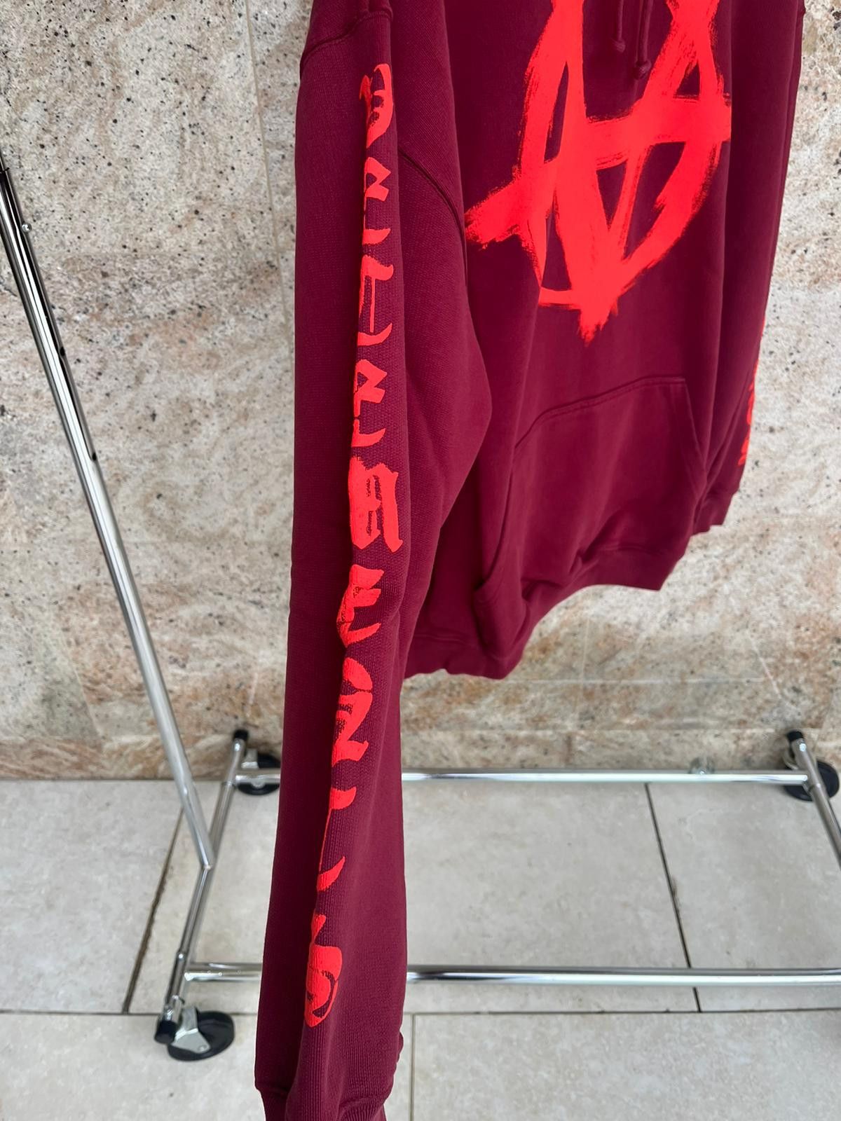 Vetements Anarchy Gothic Logo Hoodie in Bordeaux Size US L / EU 52-54 / 3 - 6 Thumbnail