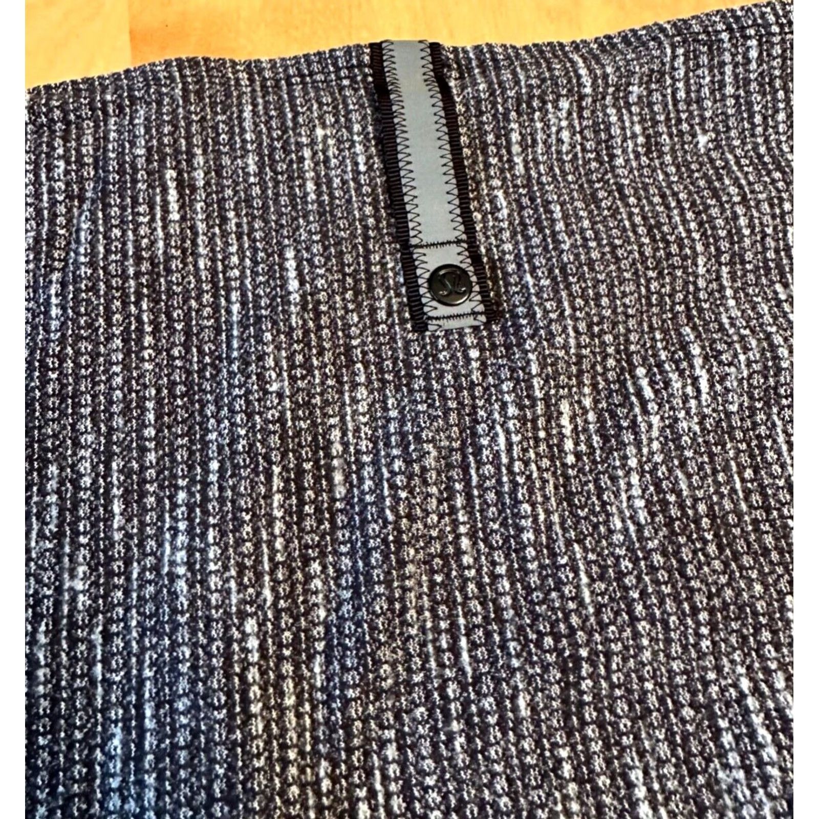 Lululemon LULULEMON INFINITY SNAP SCARF GREY BLACK Womens Size ONE SIZE - 2 Thumbnail