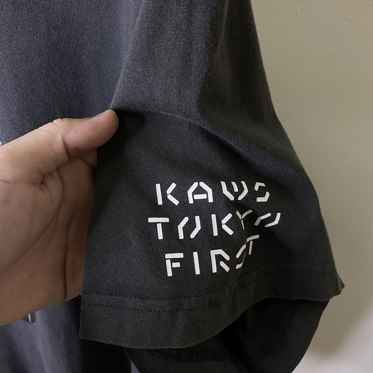 Japanese Brand × Kaws Uniqlo x Kaws Tokyo First Travis Style Tee Size US XL / EU 56 / 4 - 3 Thumbnail