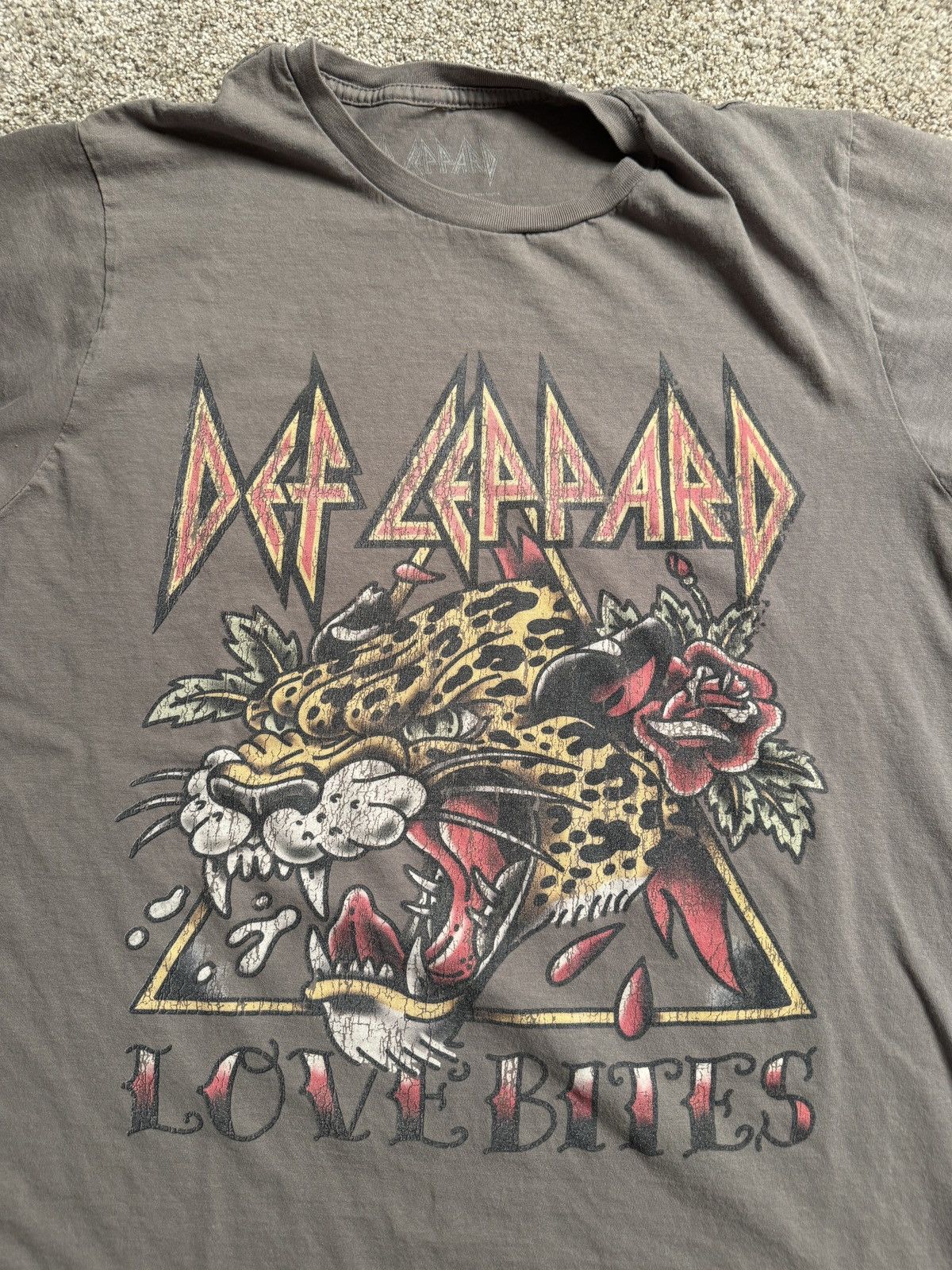 Def Leppard GREY DEF LEPPARD “LOVE BITES” GRAPHIC TEE Size US M / EU 48-50 / 2 - 2 Thumbnail