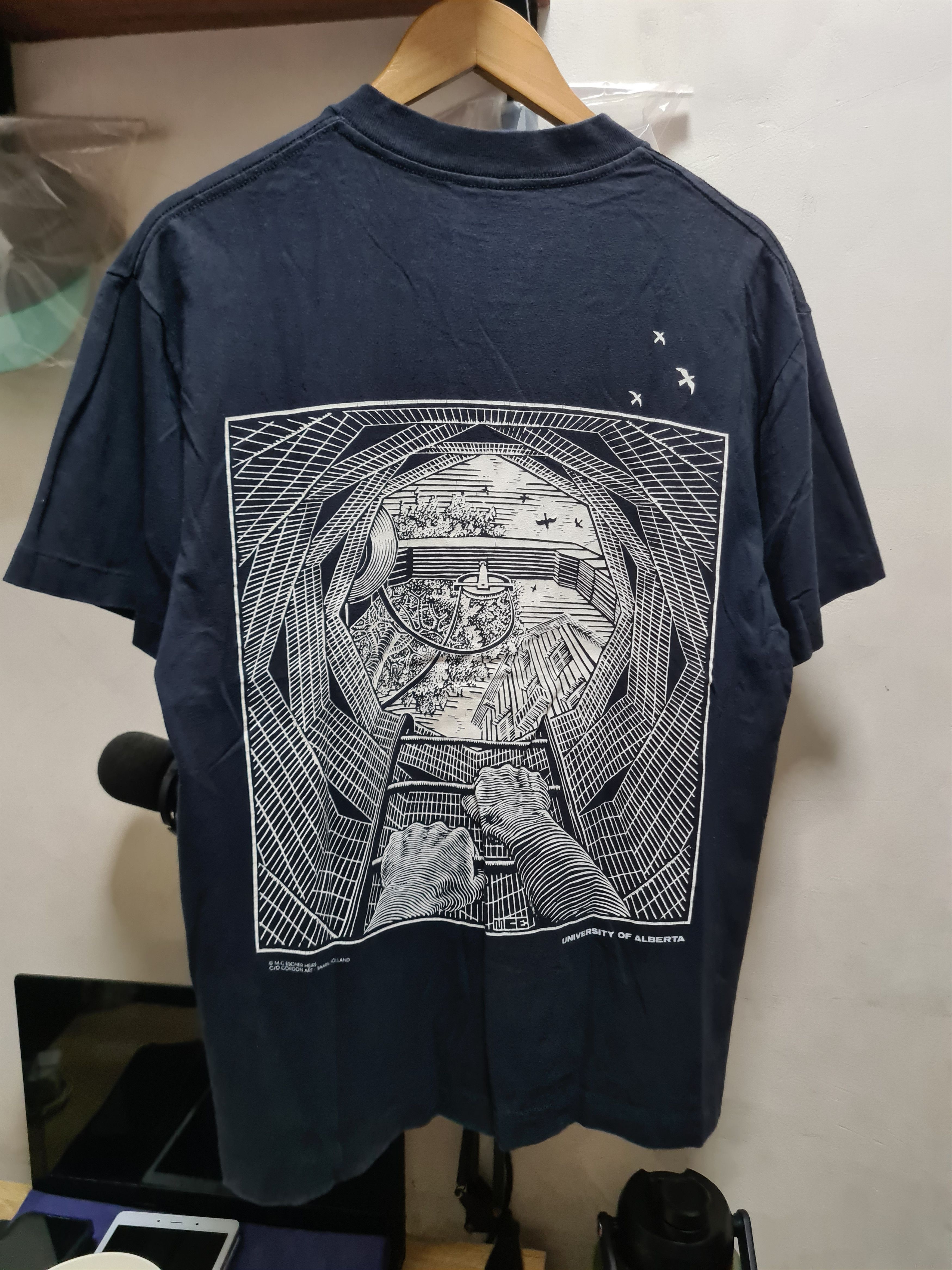Vintage Vintage Rare 90s M.C Escher (the well 1947) T-shirt Size US M / EU 48-50 / 2 - 2 Thumbnail