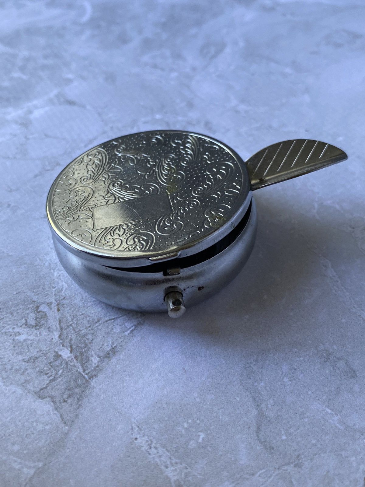 Jewelry × Vintage Vintage Metal Snuff Box with Engraved Design Size ONE SIZE - 6 Thumbnail