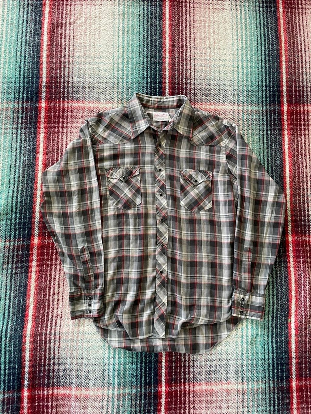 Wrangler 60s Wrangler Long Tails Gray/Red Plaid Pearl Snap Shirt XL Size US XL / EU 56 / 4 - 1 Thumbnail