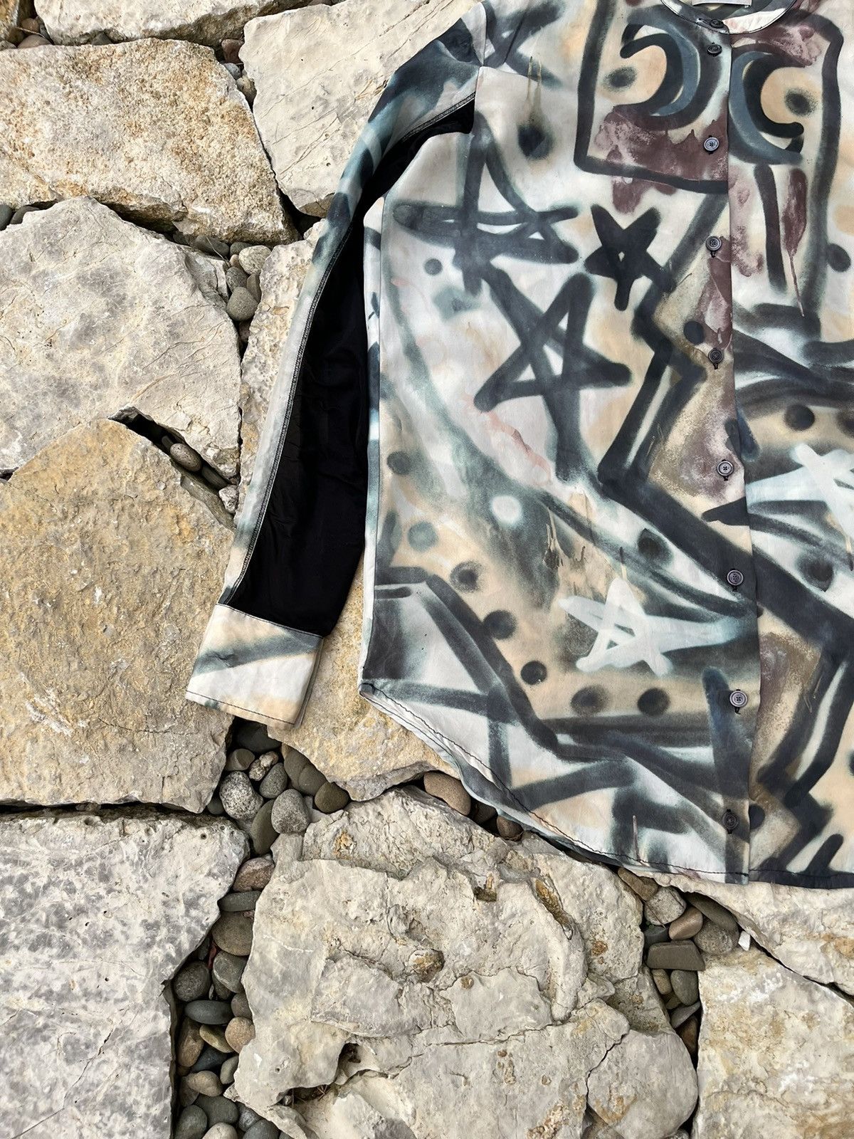 Acne Studios × Vintage Vintage Acne Studios AW10 silk shirt grafiti star full print Size XS / US 0-2 / IT 36-38 - 7 Thumbnail