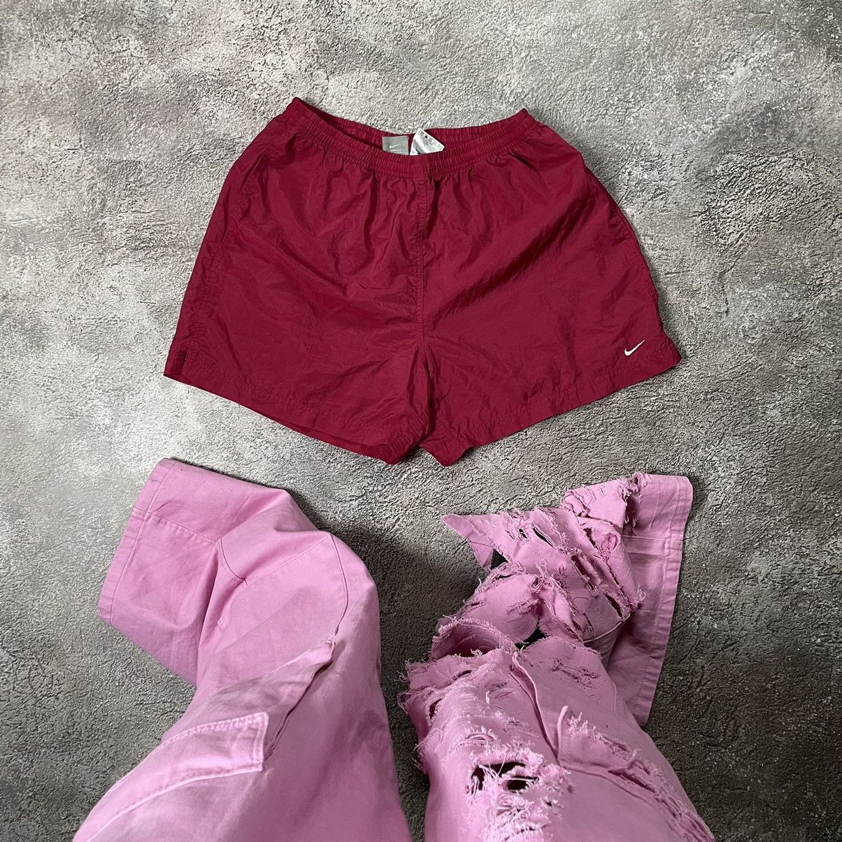 Vintage Vintage Nike Swoosh Shorts Casual Streetwear Y2K Burgundy 34 Size US 34 / EU 50 - 1 Thumbnail