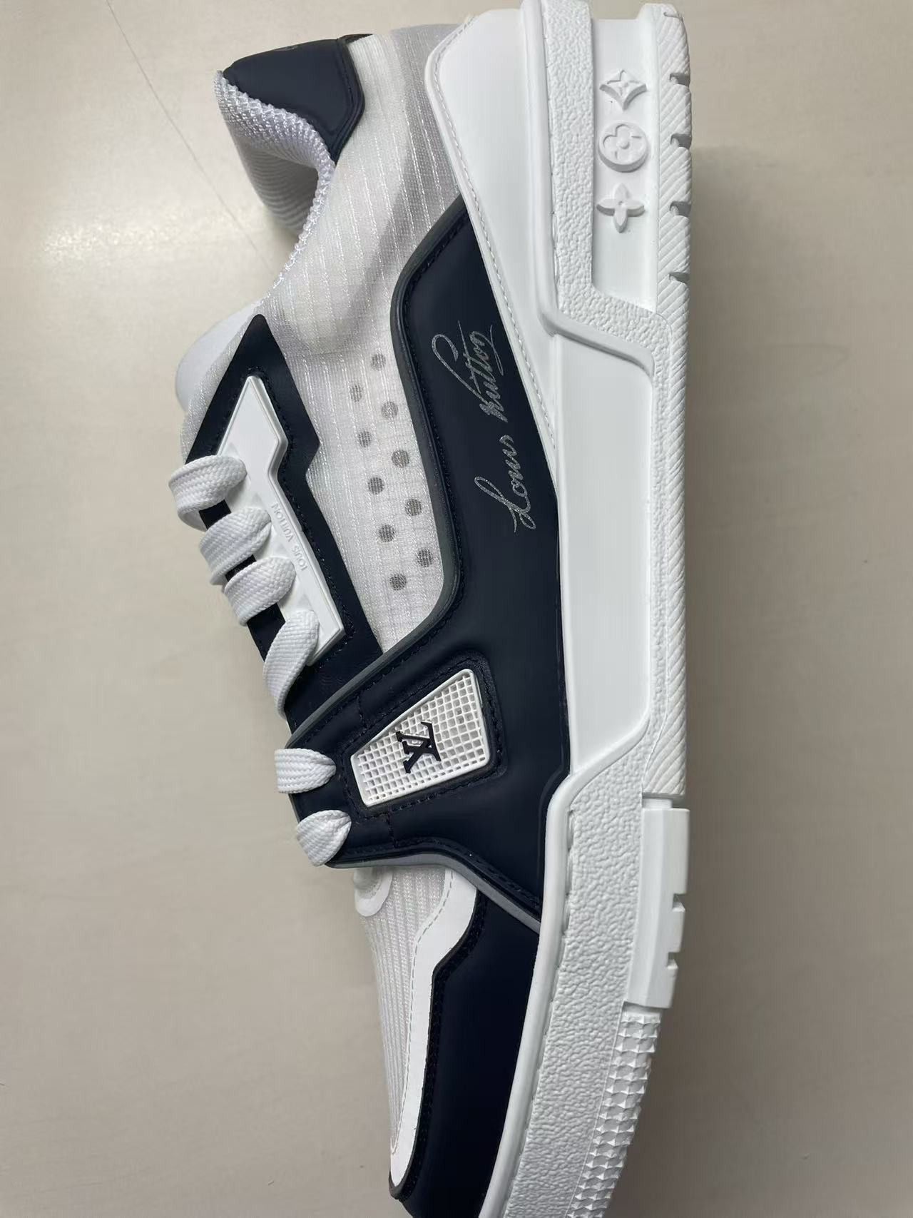 Louis Vuitton Louis Vuitton White & Marine Trainer Sneakers Size US 9 / IT 39 - 11 Thumbnail