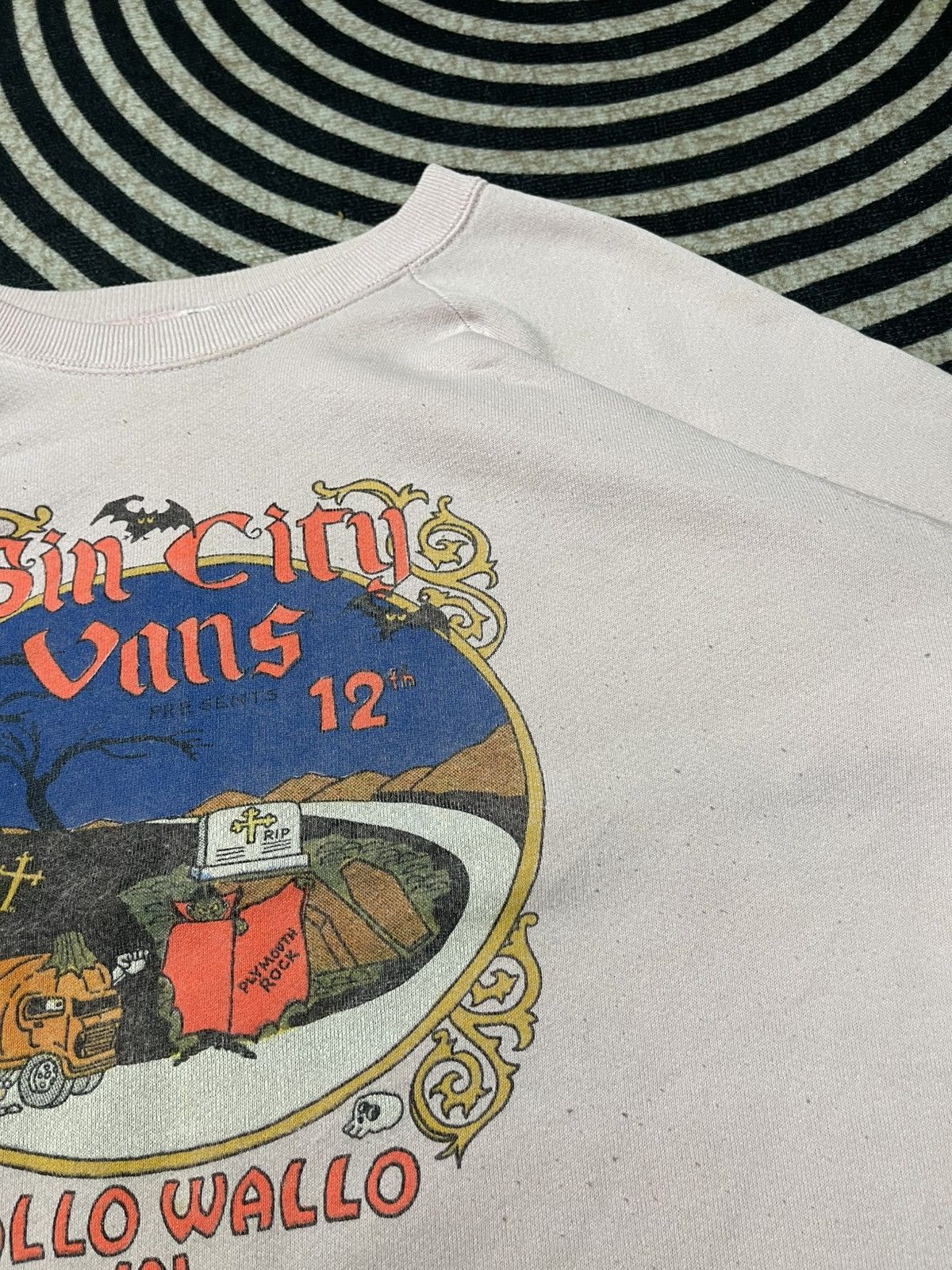 Fruit Of The Loom 90s SIN CITY VANS HALLO WALLO IN TRICK OR TREAT SWEATSHIRT Size US XL / EU 56 / 4 - 9 Thumbnail