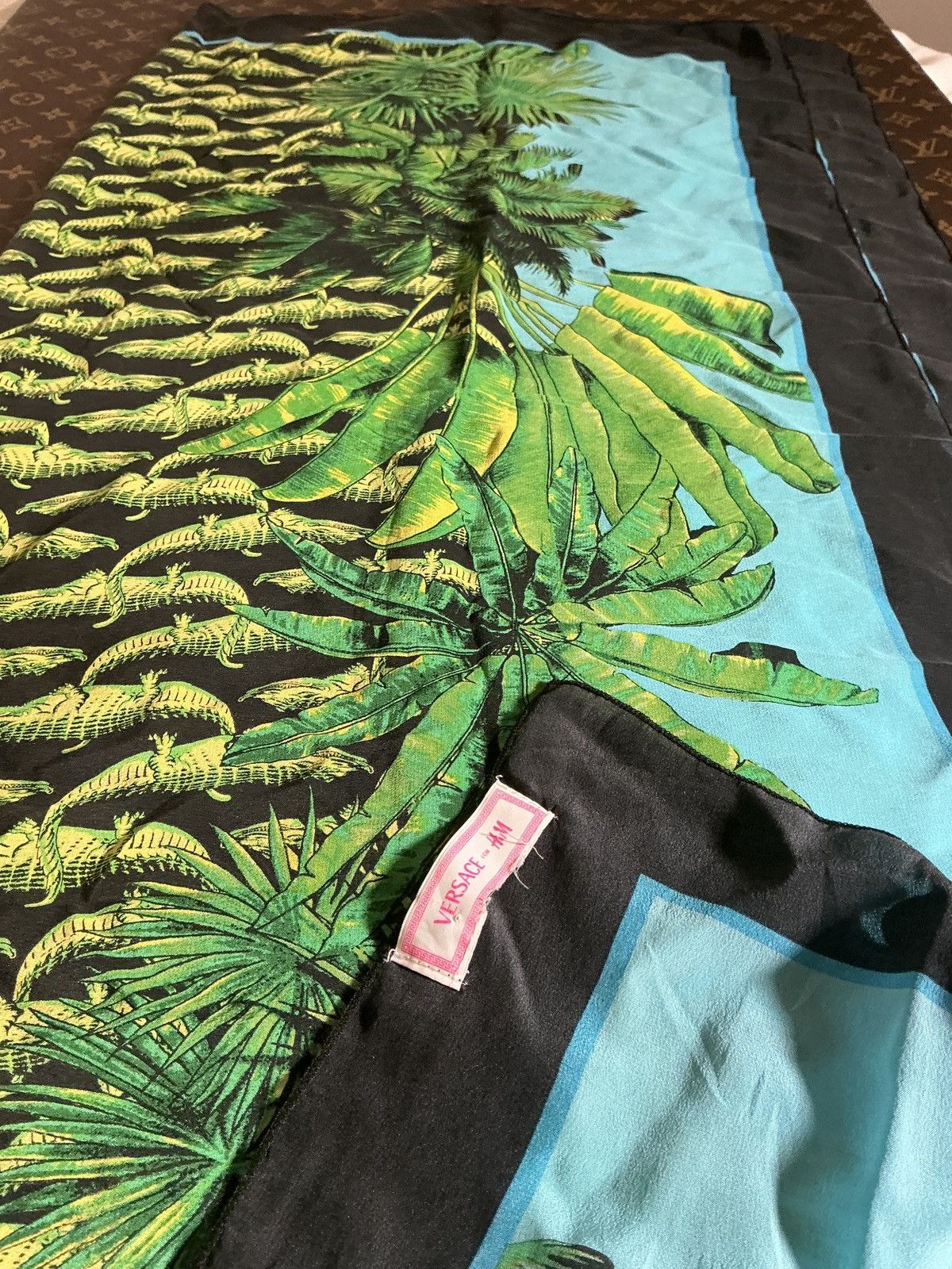 Versace Versace x H&M Alligator Scarf Size ONE SIZE - 2 Thumbnail