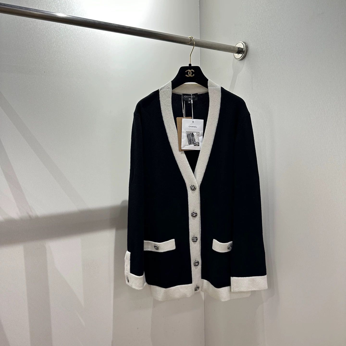 Chanel Chanel 24C Single-Breasted V-Neck Cashmere Cardigan 40 Size M / US 6-8 / IT 42-44 - 1 Thumbnail