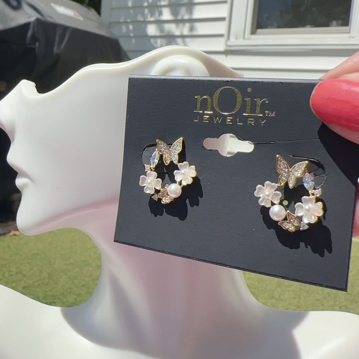 Designer Noir stud circle white flower pearl fine paved butterfly Size ONE SIZE - 1 Thumbnail