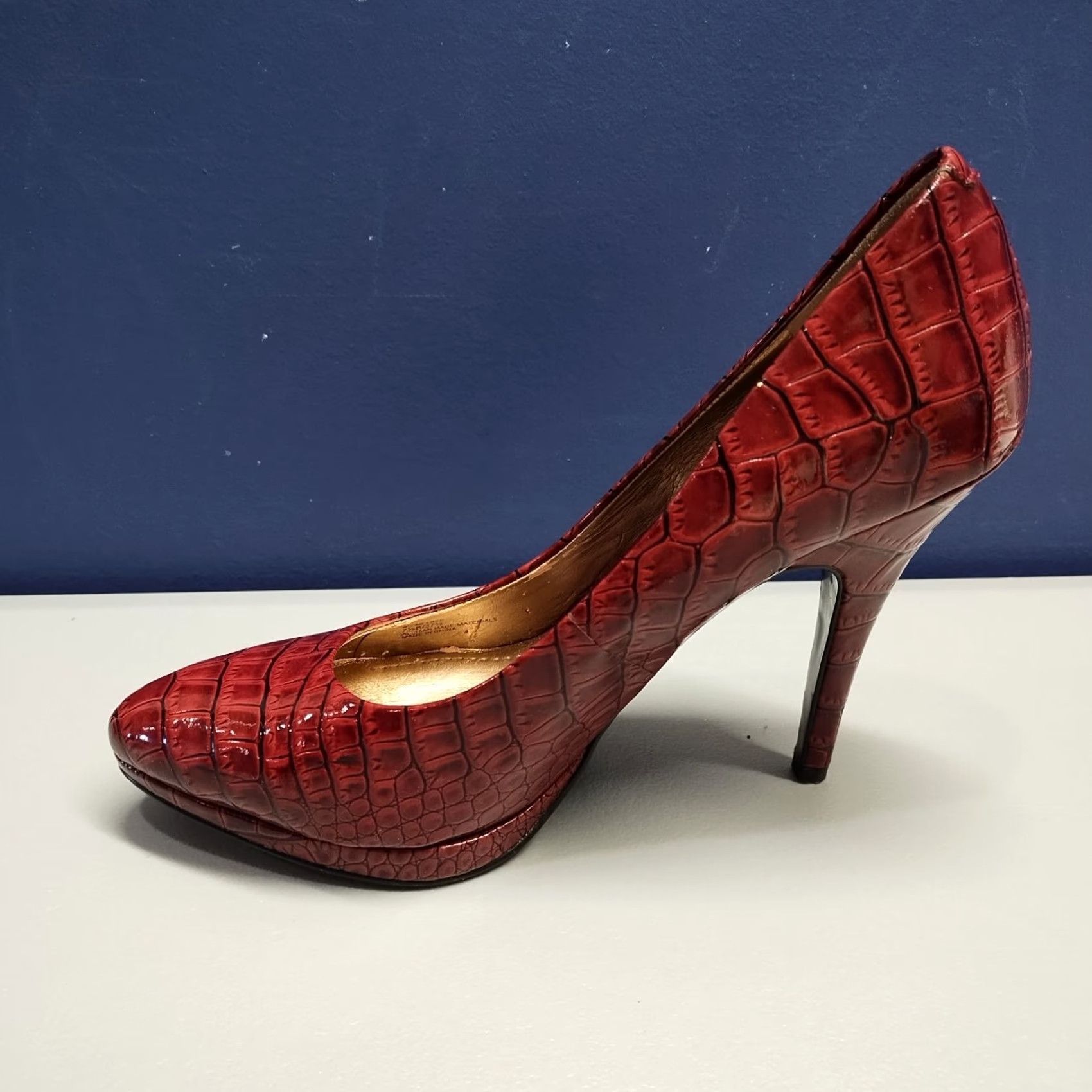 Vintage BCBG Generation Womens Pumps Size 7.5B Red Snakeskin Comfort Stiletto Heel Shoes Size US 8 / IT 38 - 4 Thumbnail