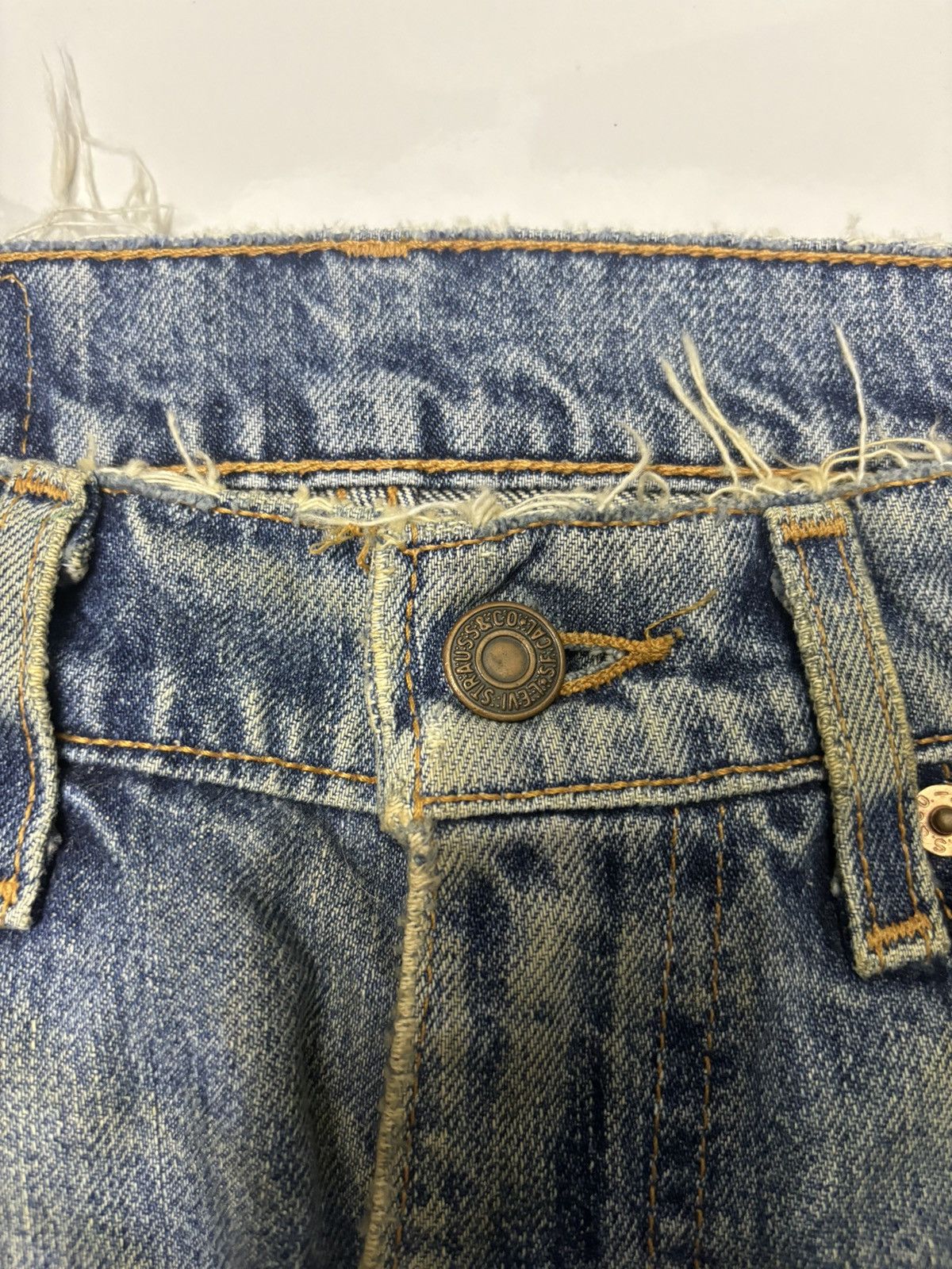 Levi's RARE LEVIS 501 BUTTON 501 DISTRESSED DENIM JEANS Size US 29 - 9 Thumbnail