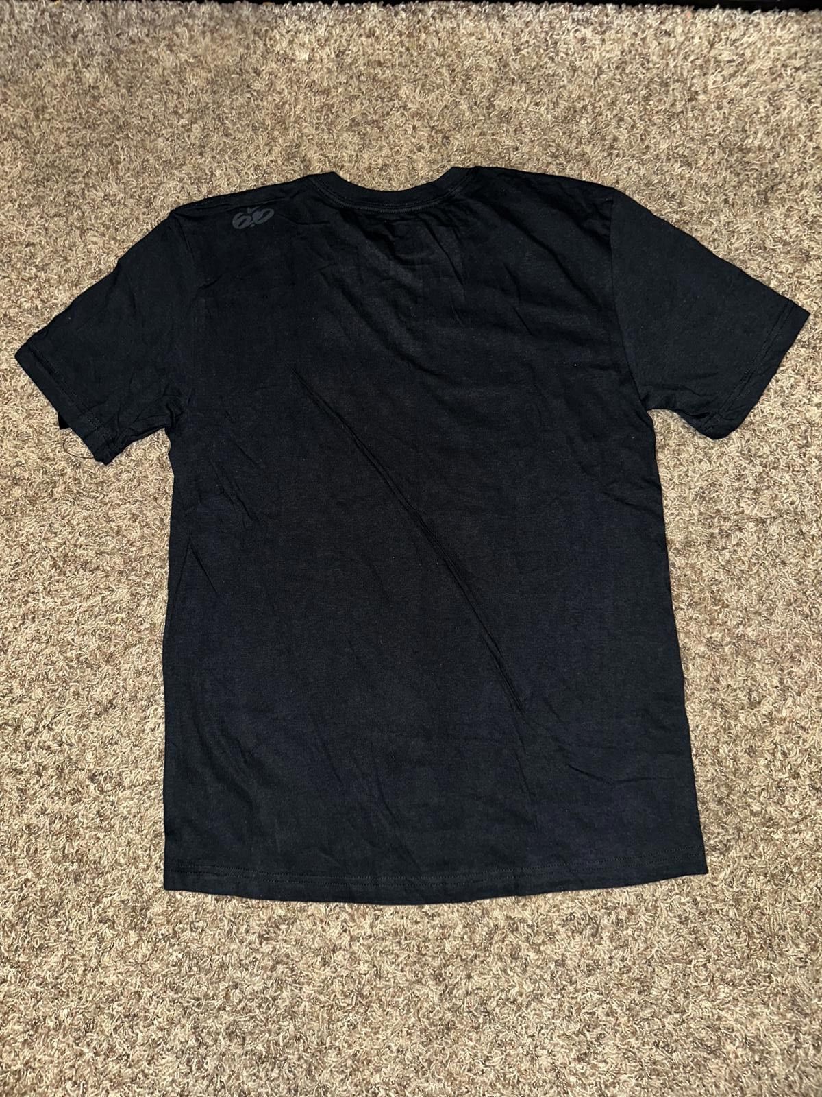 Nike Nike Men’s 6.0 Logo Black/Blue T-Shirt Size US M / EU 48-50 / 2 - 3 Thumbnail