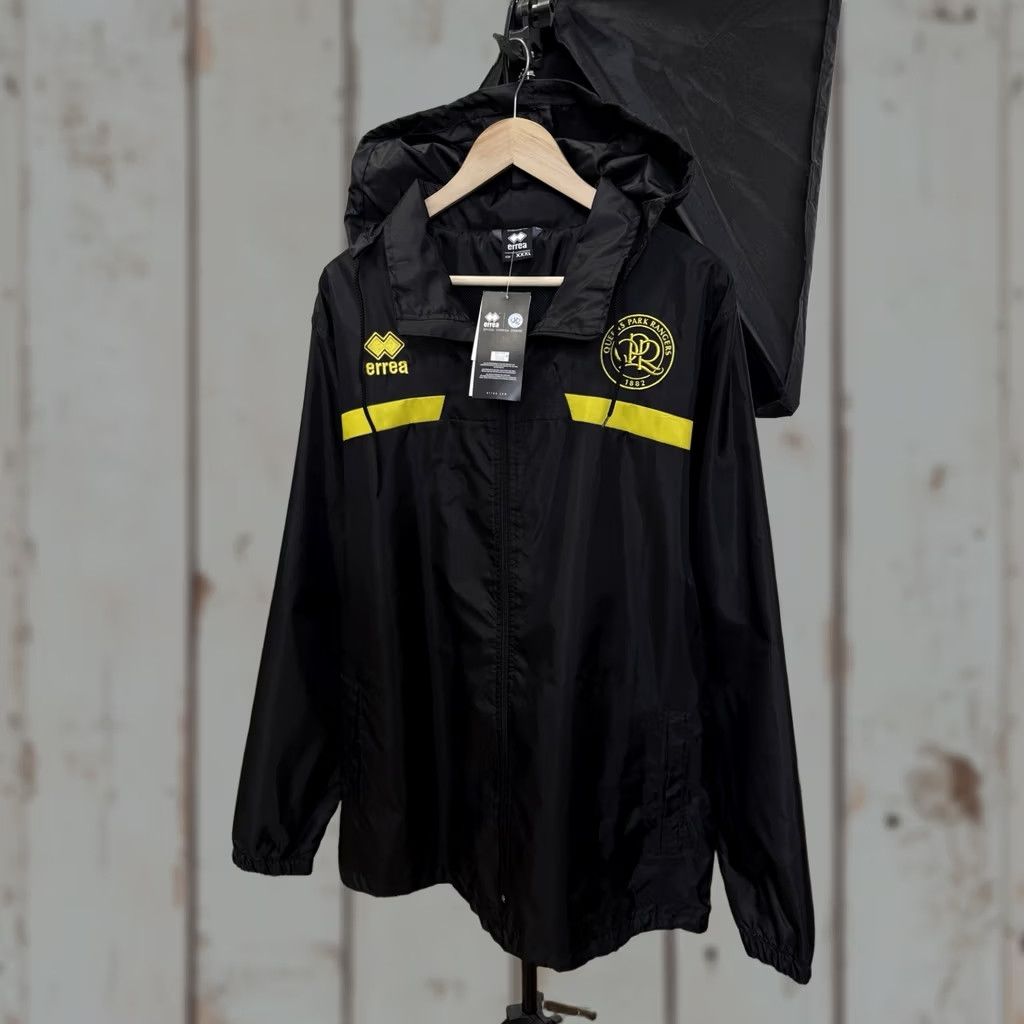 Errea VINTAGE? No, NWT Erreà Queens Park Rangers QPR Windbreaker Jacket 3XL Black Mens Jacket Windbreaker QPR Football Fans Mens 3XL Size US XXL / EU 58 / 5 - 1 Thumbnail