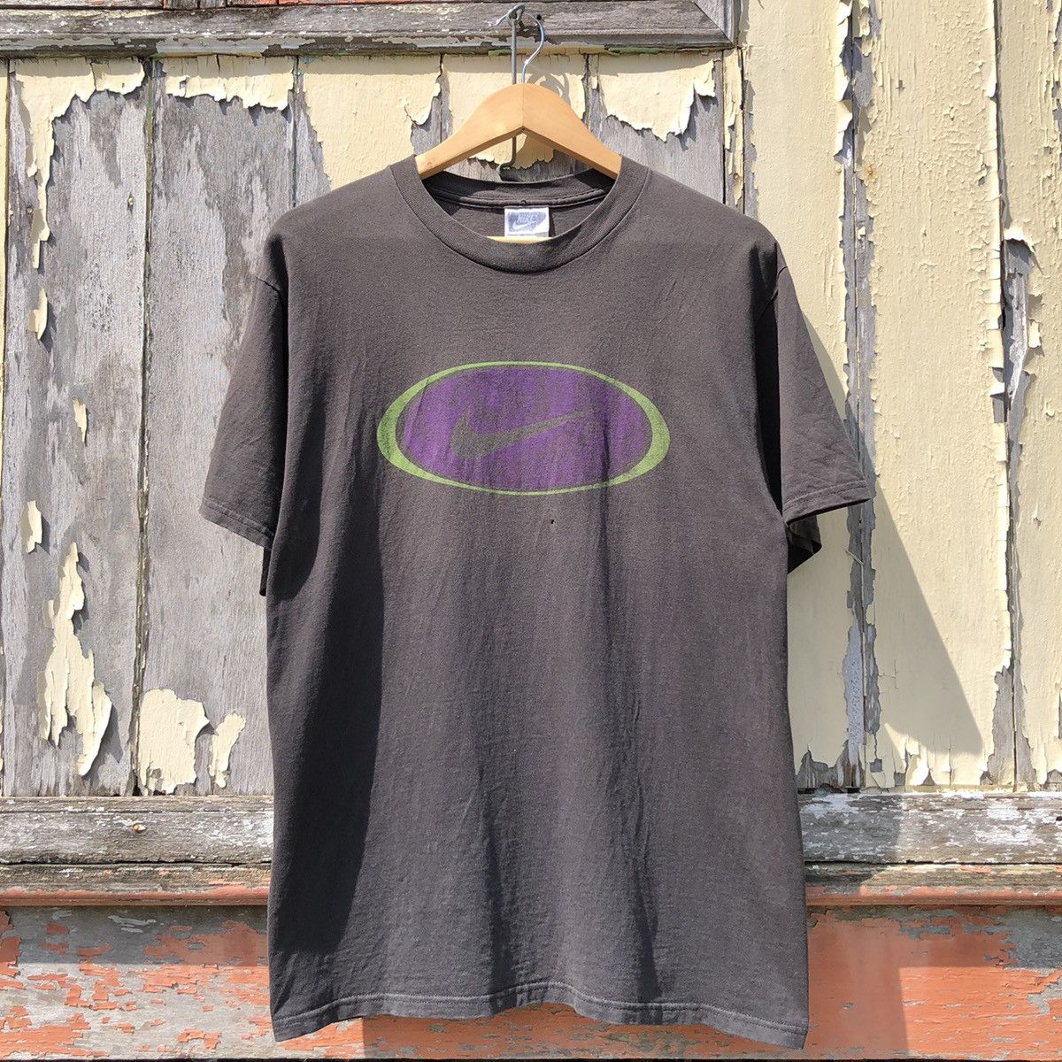 Vintage Vintage 90s Faded NIKE Big Logo Tshirt Size US M / EU 48-50 / 2 - 1 Thumbnail