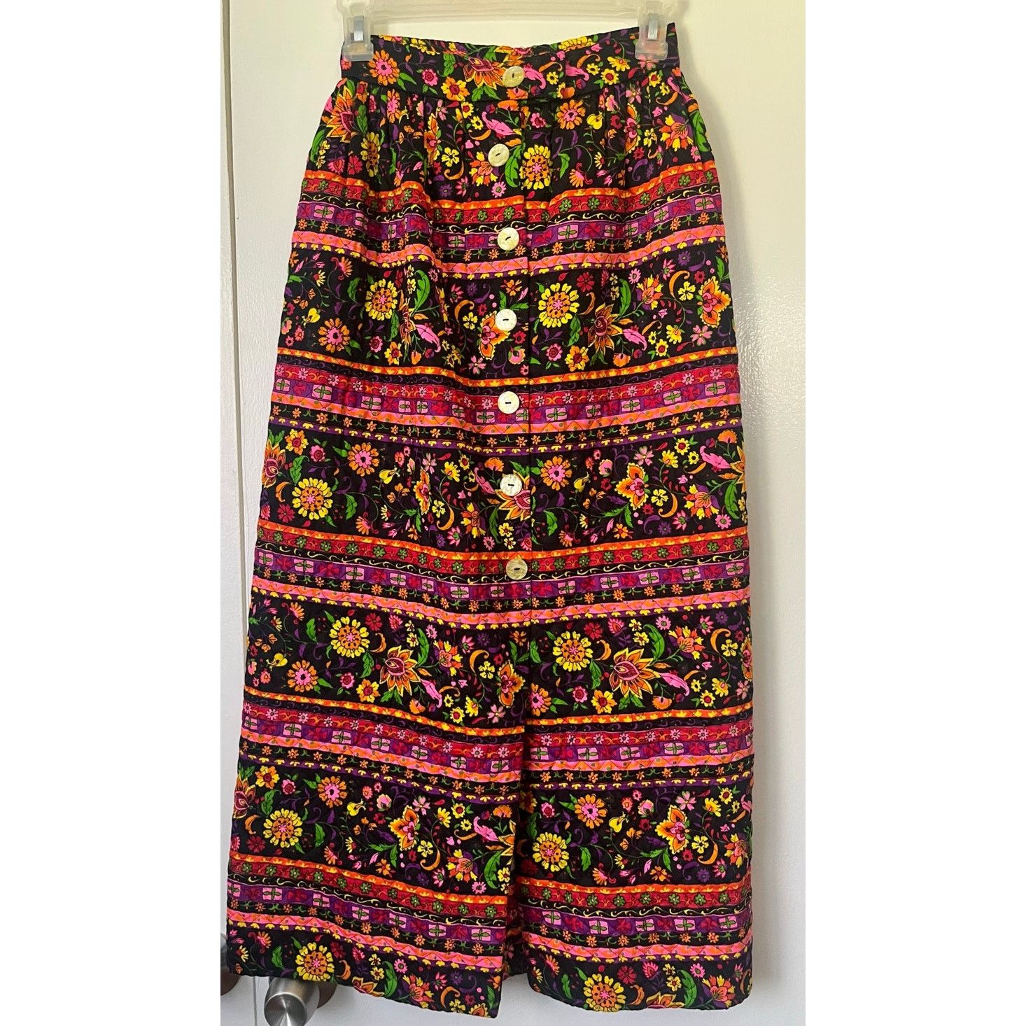 Vintage Vintage 70s Flower Power Black Pink Quilt Maxi Skirt X Small Size 26" / US 2 / IT 38 - 1 Thumbnail