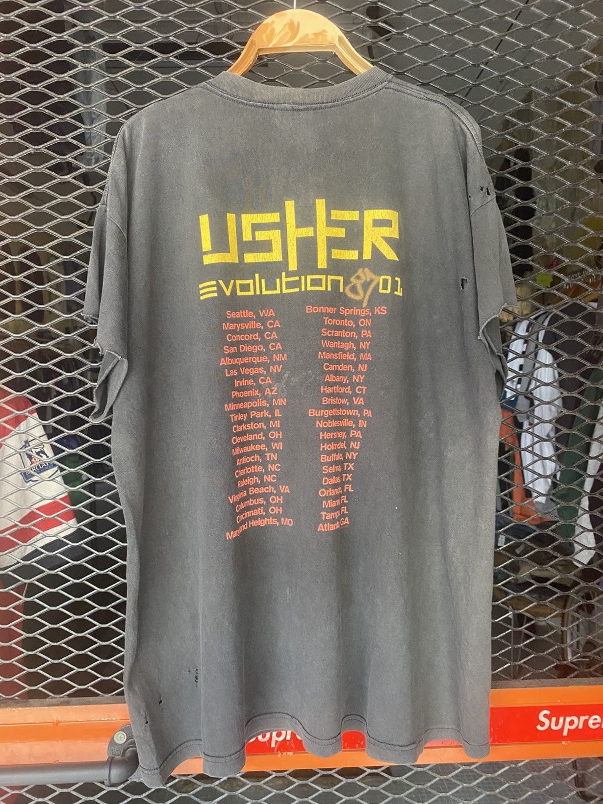 Band Tees × Rap Tees × Vintage Vtg Usher Evolution Tour T shirt R&B / Hip Hop / Rap tees Size US L / EU 52-54 / 3 - 6 Thumbnail