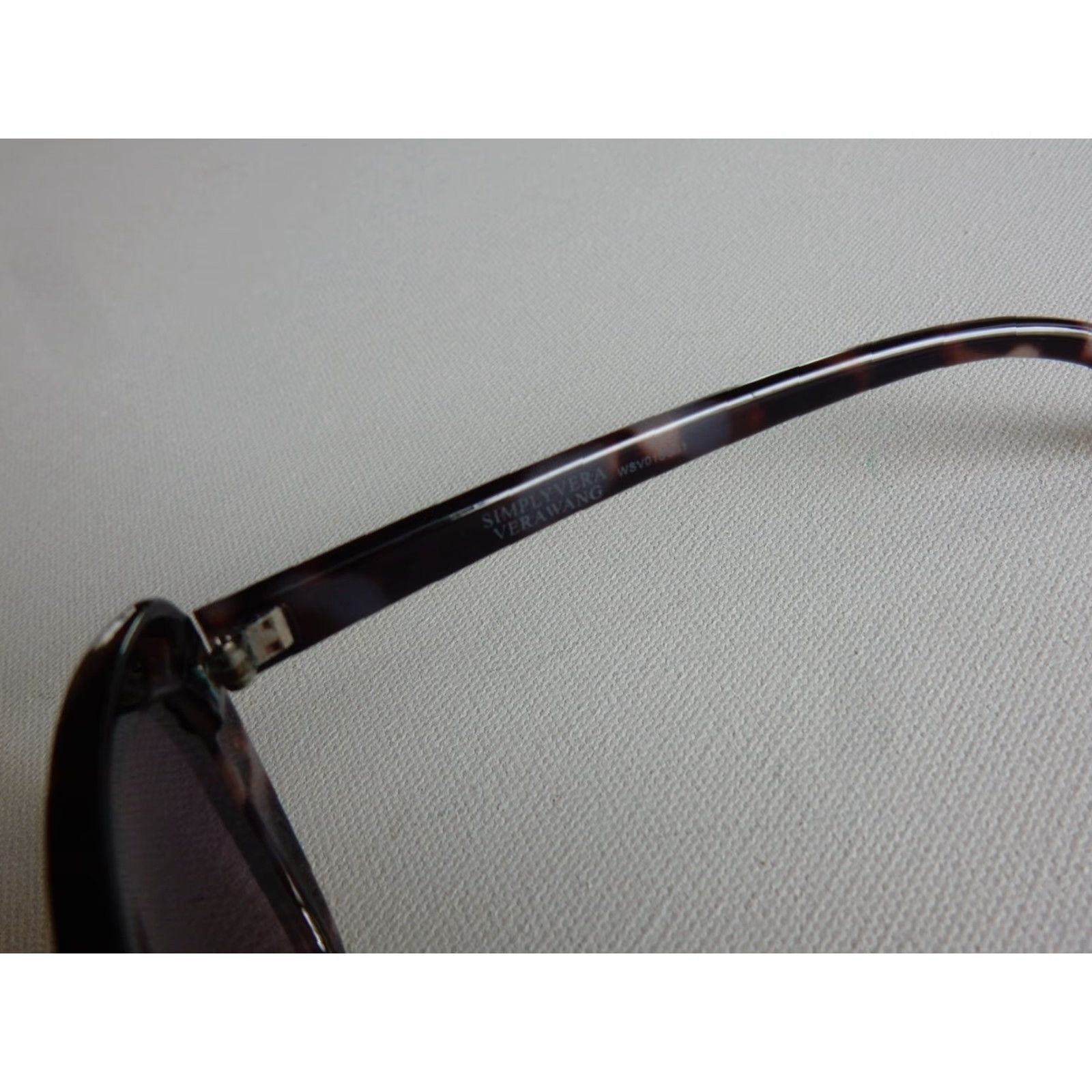 Vera Wang VINTAGE Simply Vera Sunglasses Women Gray Small Scratches Size ONE SIZE - 4 Thumbnail