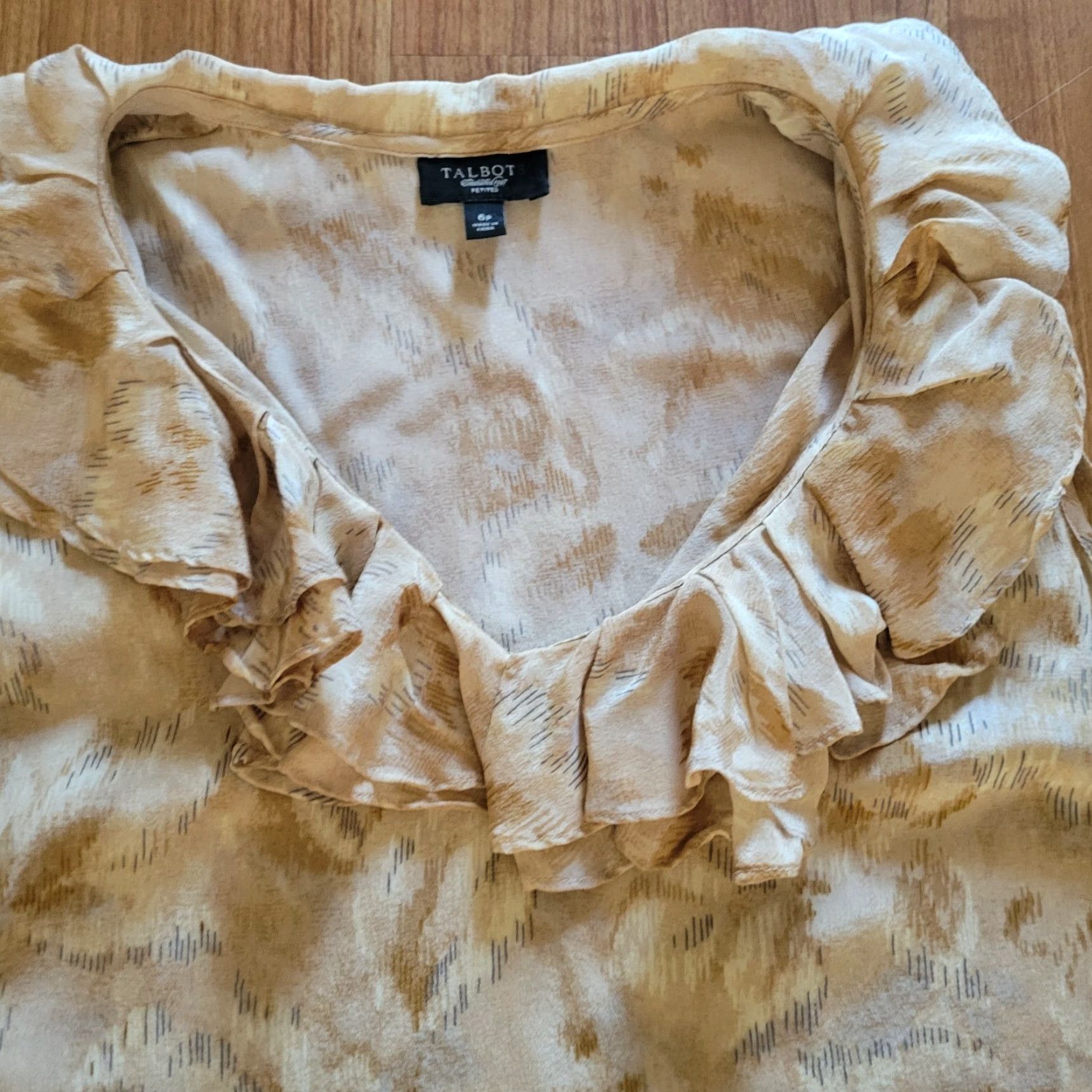 Talbots Talbots Top Shirt Womens 6 Petite Beige Silk Sleeveless V-Neck Ruffle Blouse Size M / US 6-8 / IT 42-44 - 3 Thumbnail