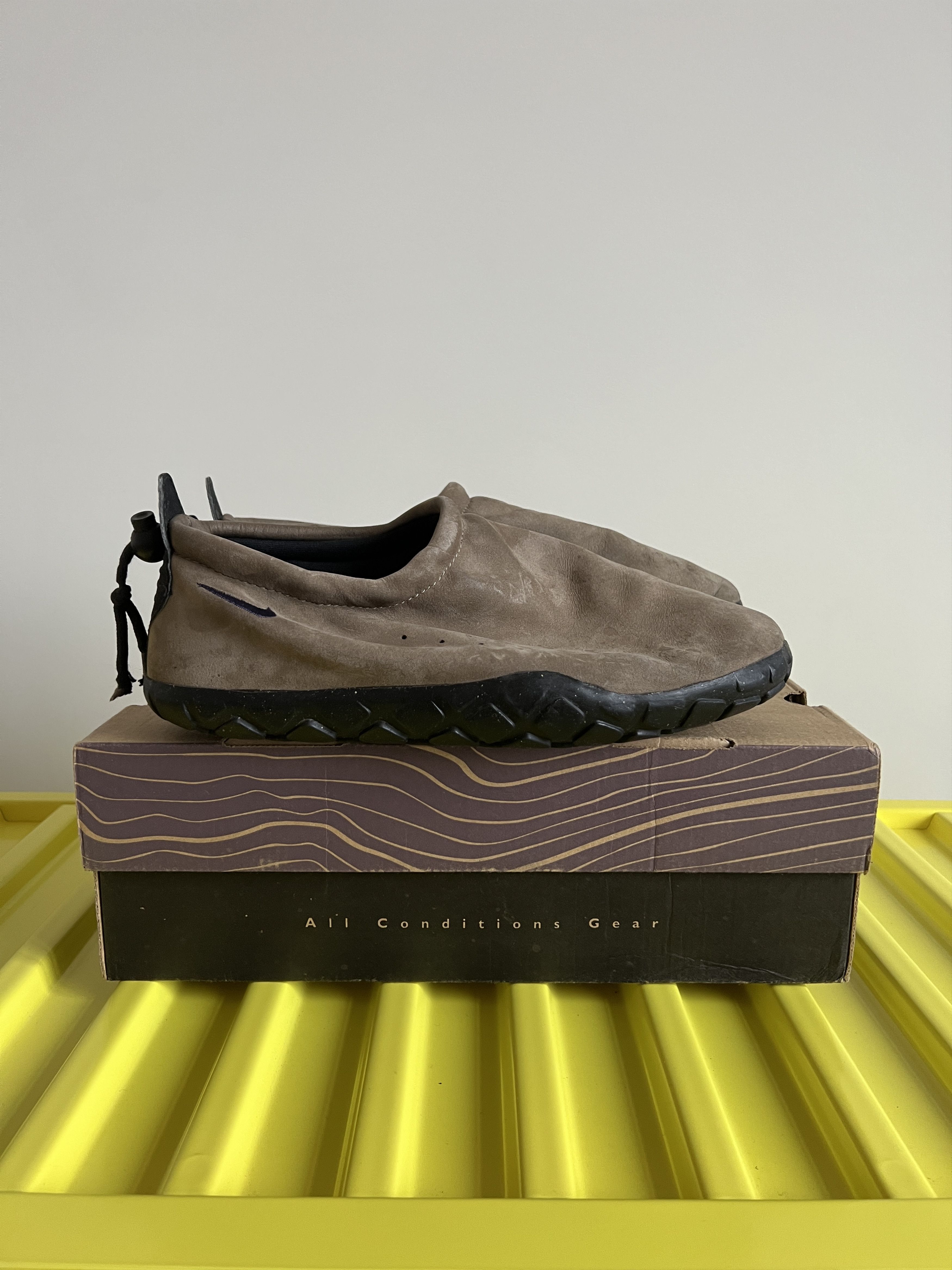 image of Nike Acg Air Moc Shoes in Smoke/Ink/Black, Men's (Size 9)