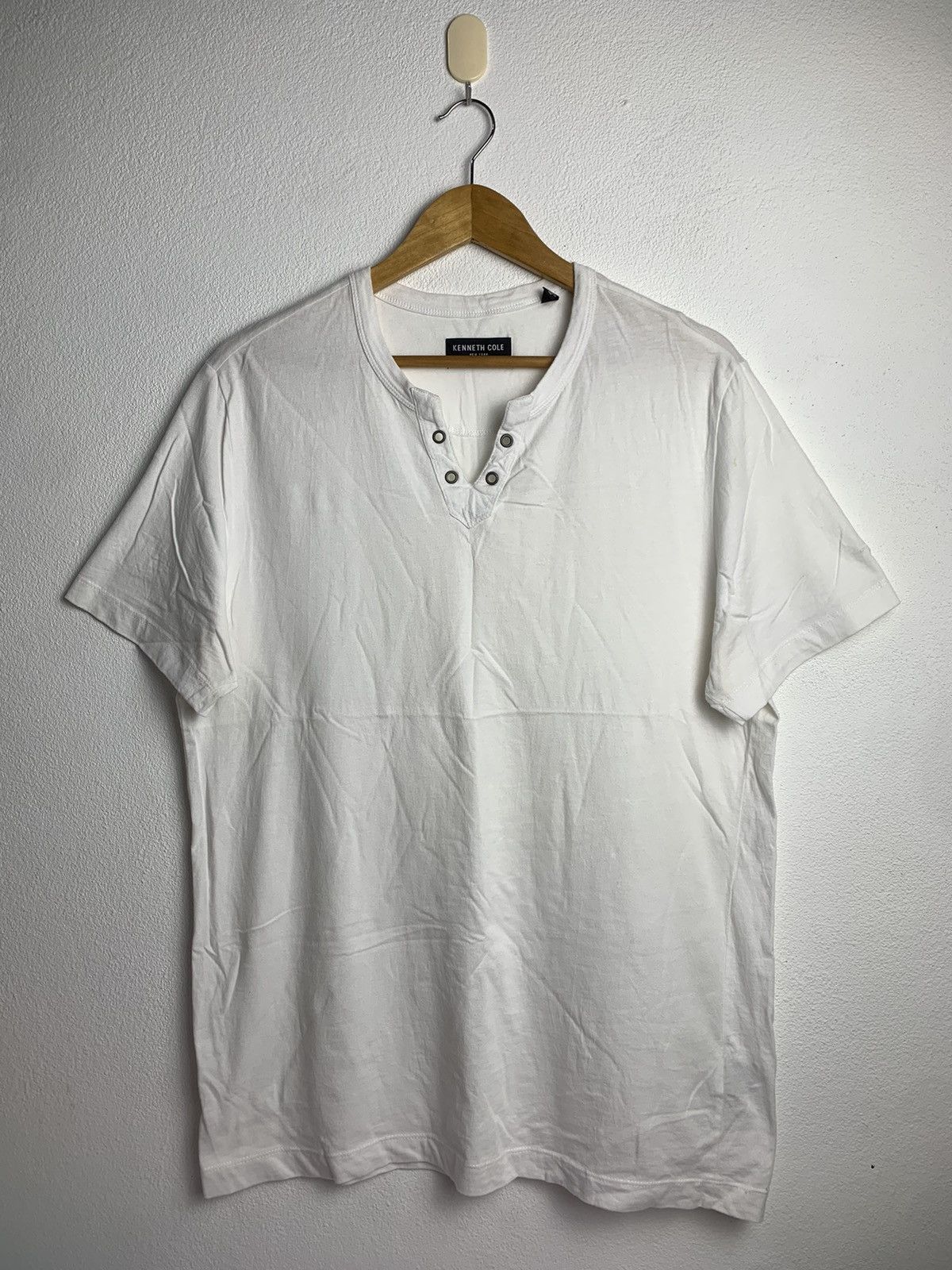 Designer × Kenneth Cole Kenneth Cole T-Shirt White V-Neck Size US L / EU 52-54 / 3 - 1 Thumbnail