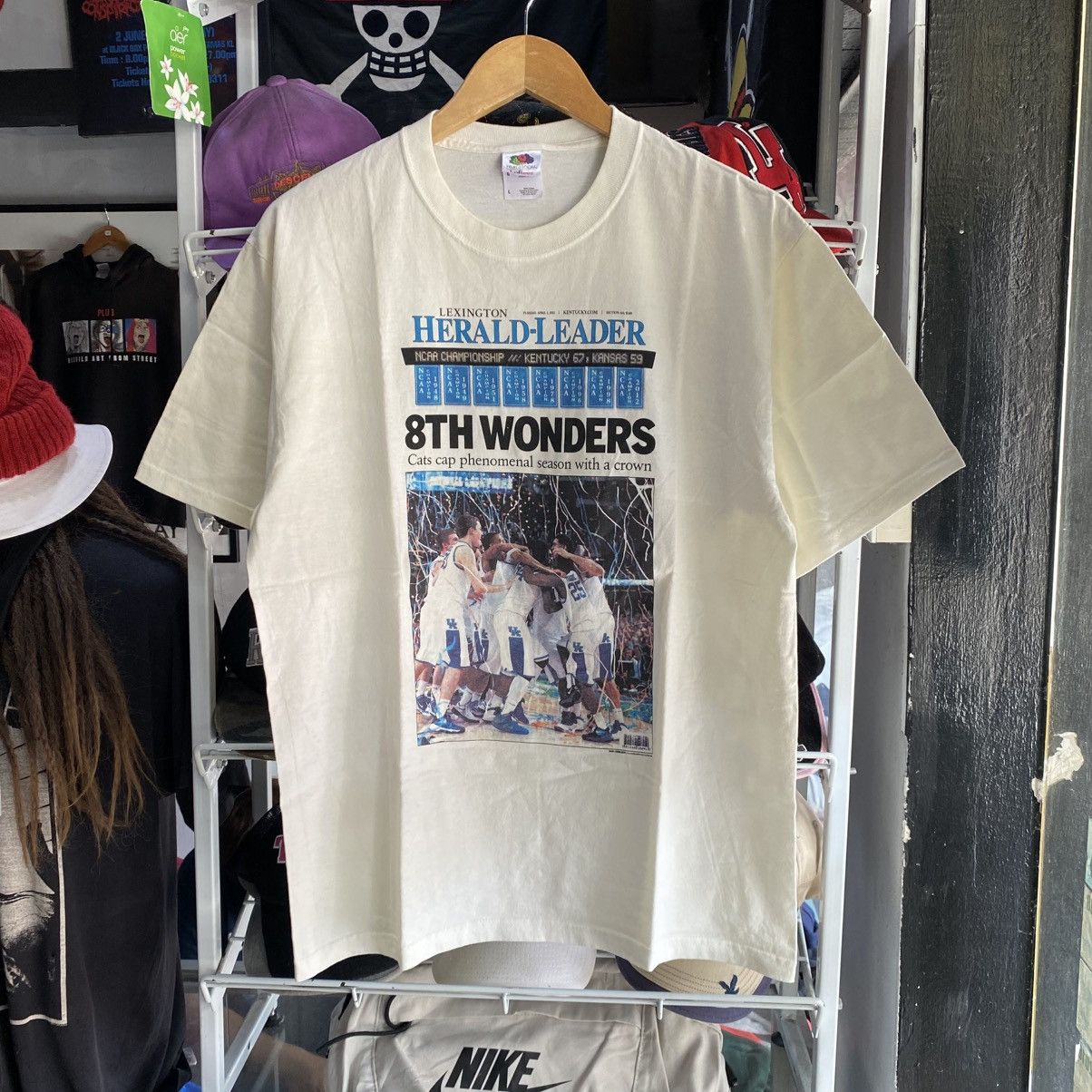 NBA × Vintage 2012 Vintage Kentucky Wildcats Newspapers T Size US L / EU 52-54 / 3 - 1 Thumbnail