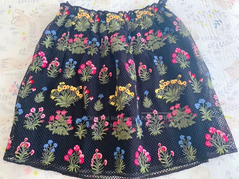 Valentino Valentino Embroidered flower bust Size M / US 6-8 / IT 42-44 - 2 Thumbnail