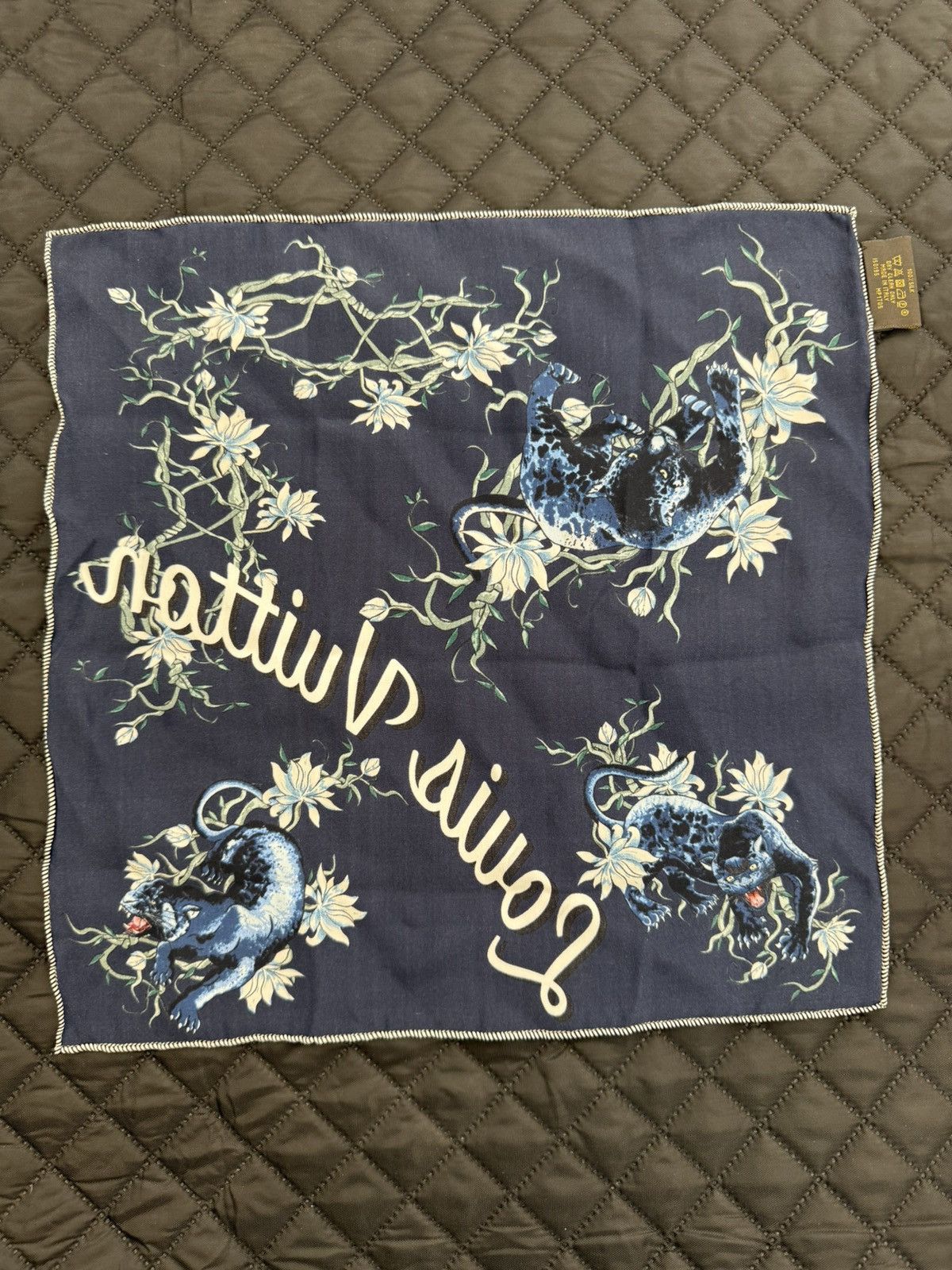 Louis Vuitton SS16 Silk Floral/Panther Scarf Size ONE SIZE - 8 Thumbnail
